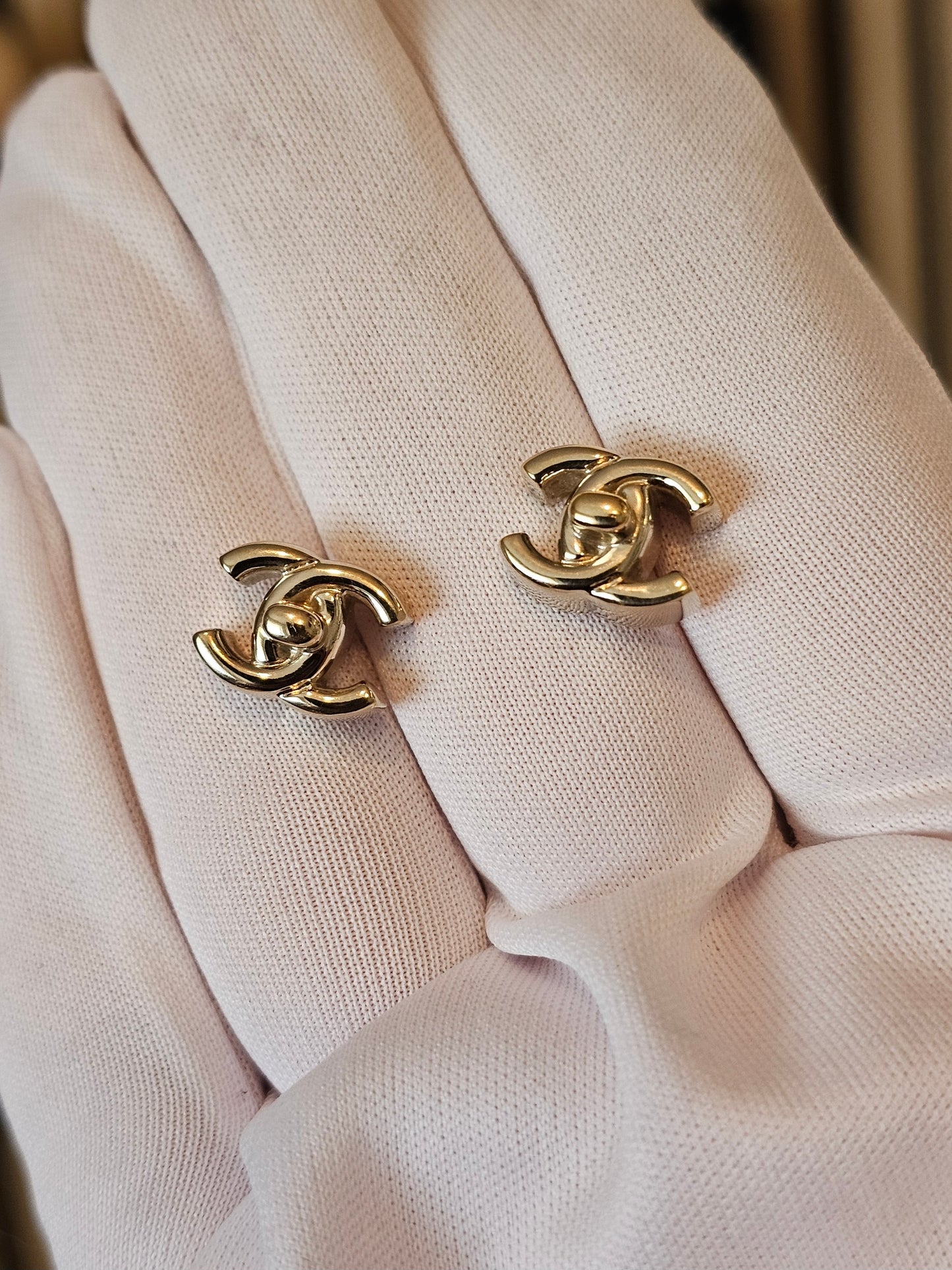 AB5617- Chanel earrings, golden CC turnlock.