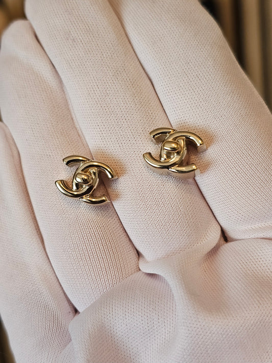AB5617- Chanel earrings, golden CC turnlock.