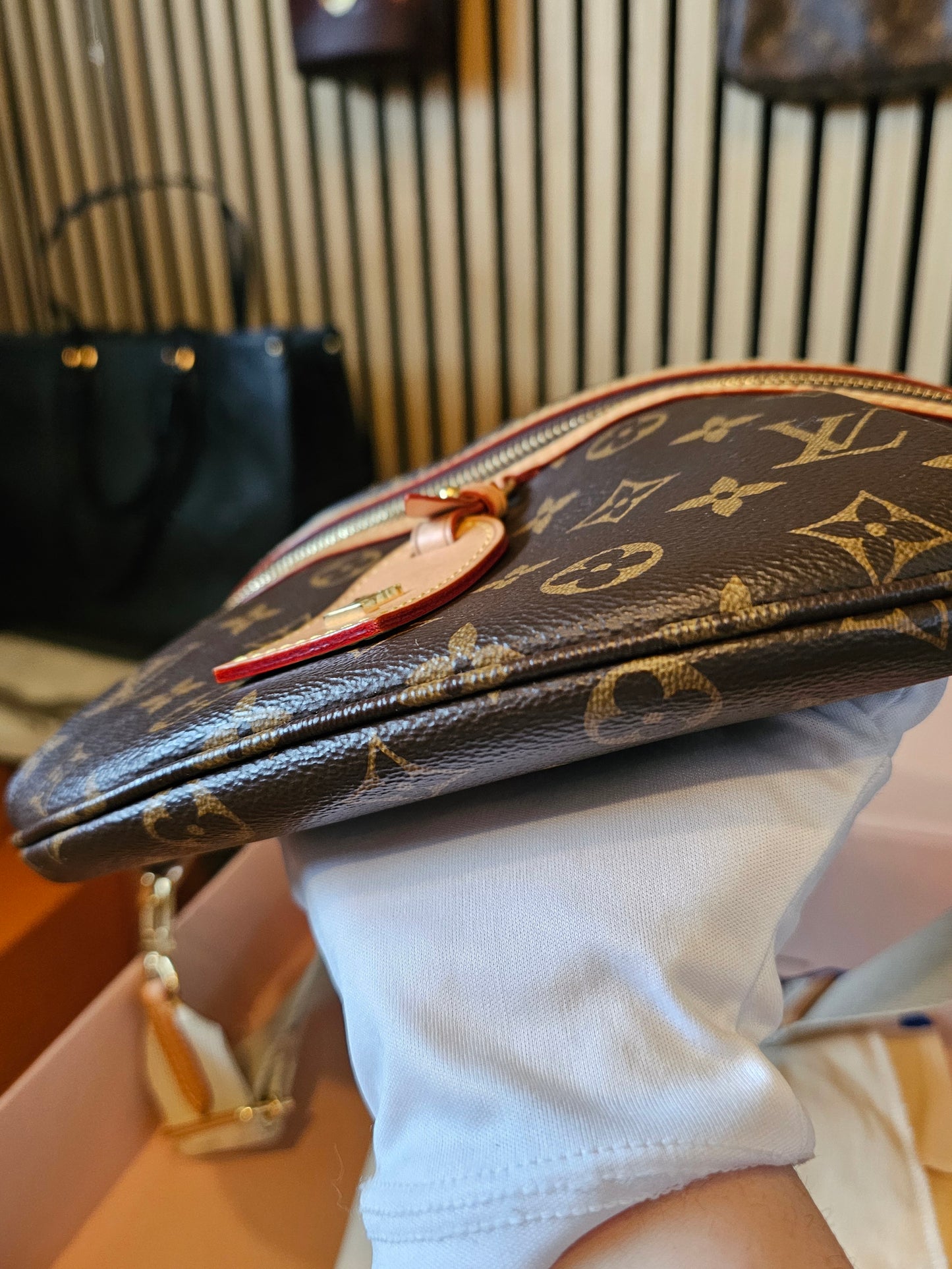 M46784 - Louis Vuitton bumbag, High Rise in Monogram kanvas.
