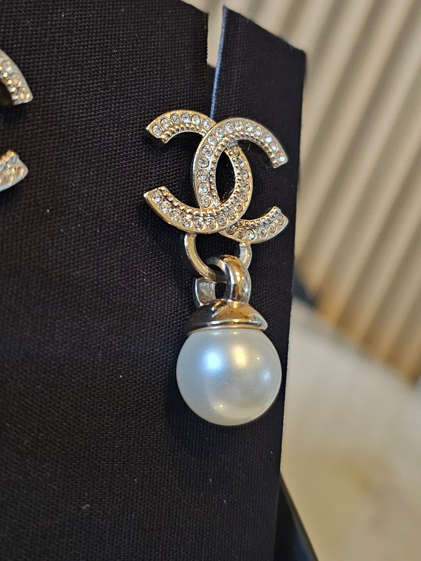 Chanel øreringe - Golden CC pendant with perle.
