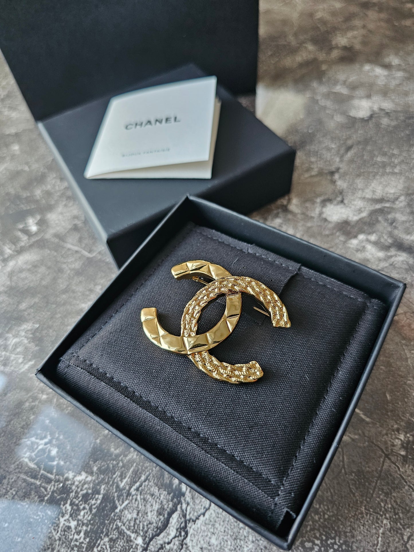 Chanel Broche, Golden ABE620