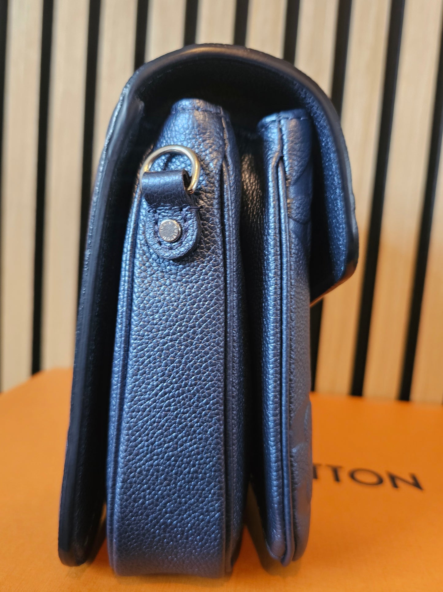 Louis Vuitton, pochette Metis, navy - empreinte leather.