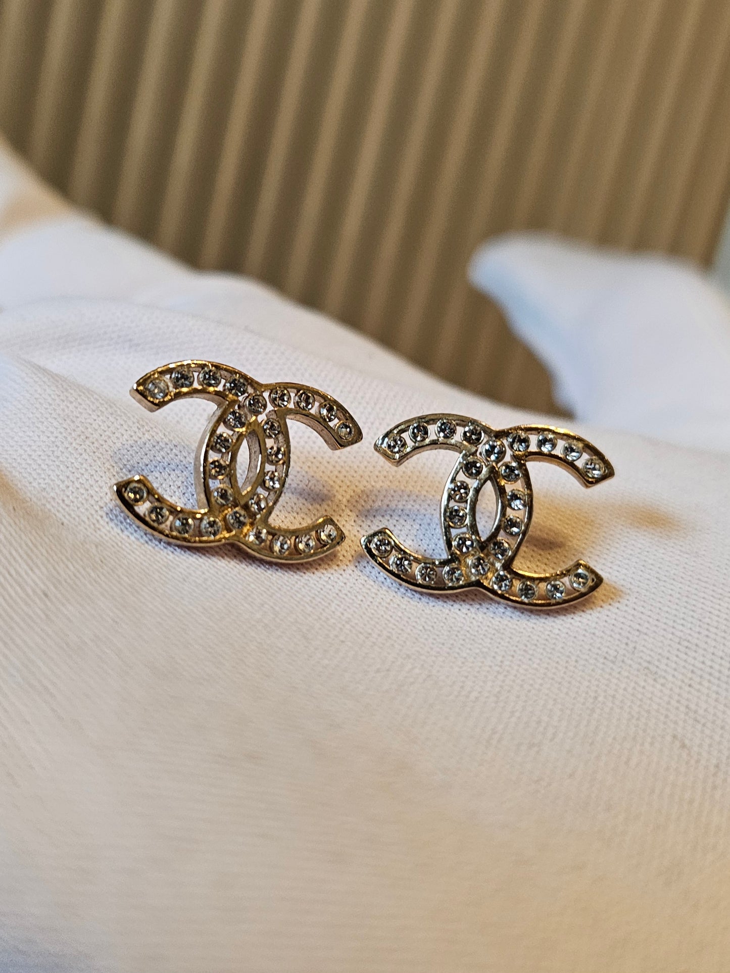 Chanel øreringe - CC golden with stones.