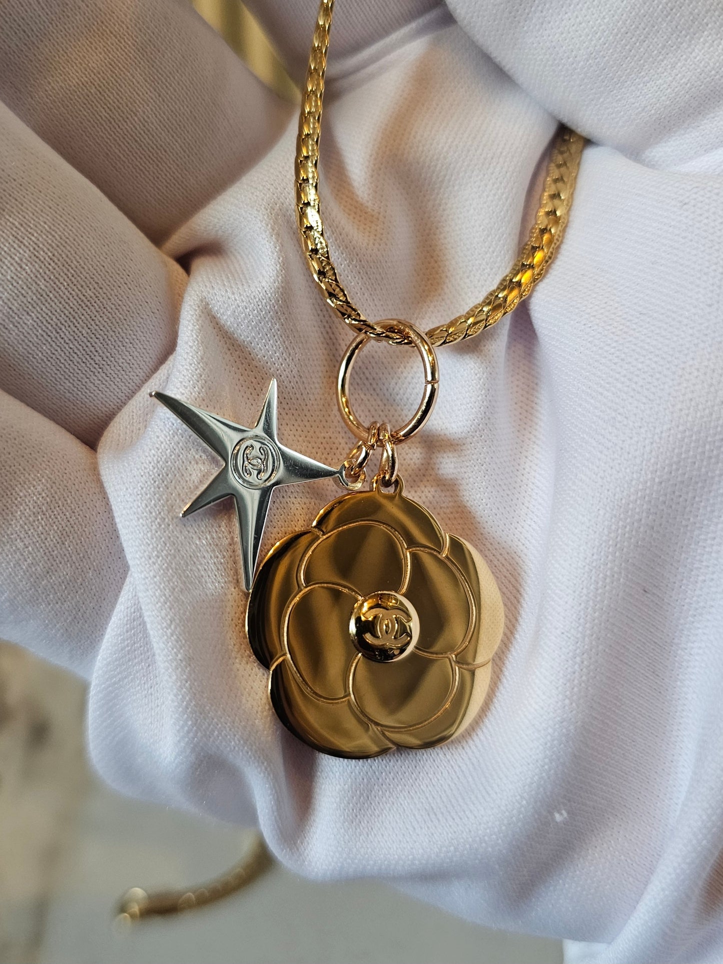 Chanel vedhæng, chanel golden flower.