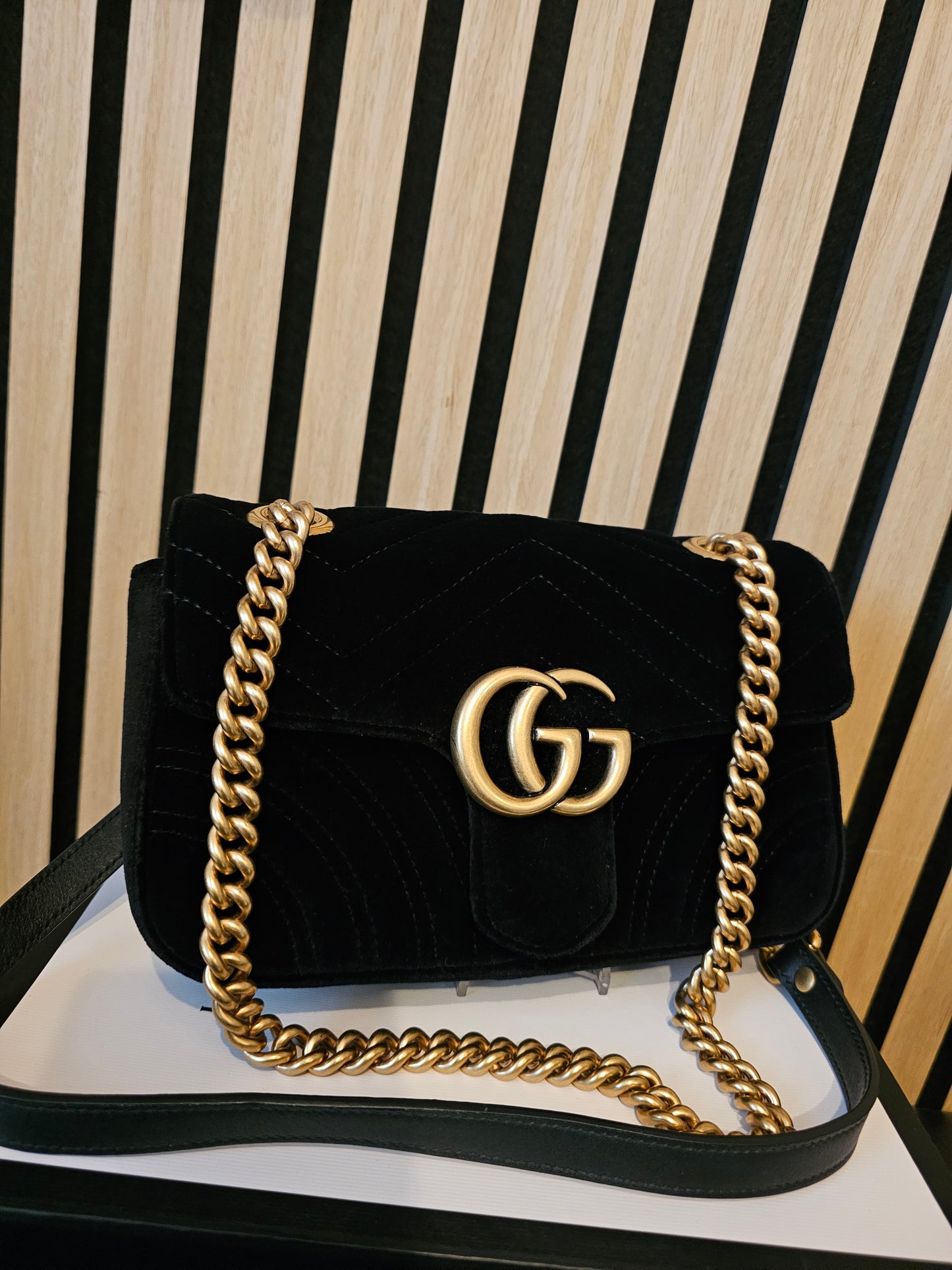 Gucc GG marmont small bag in black velvet.