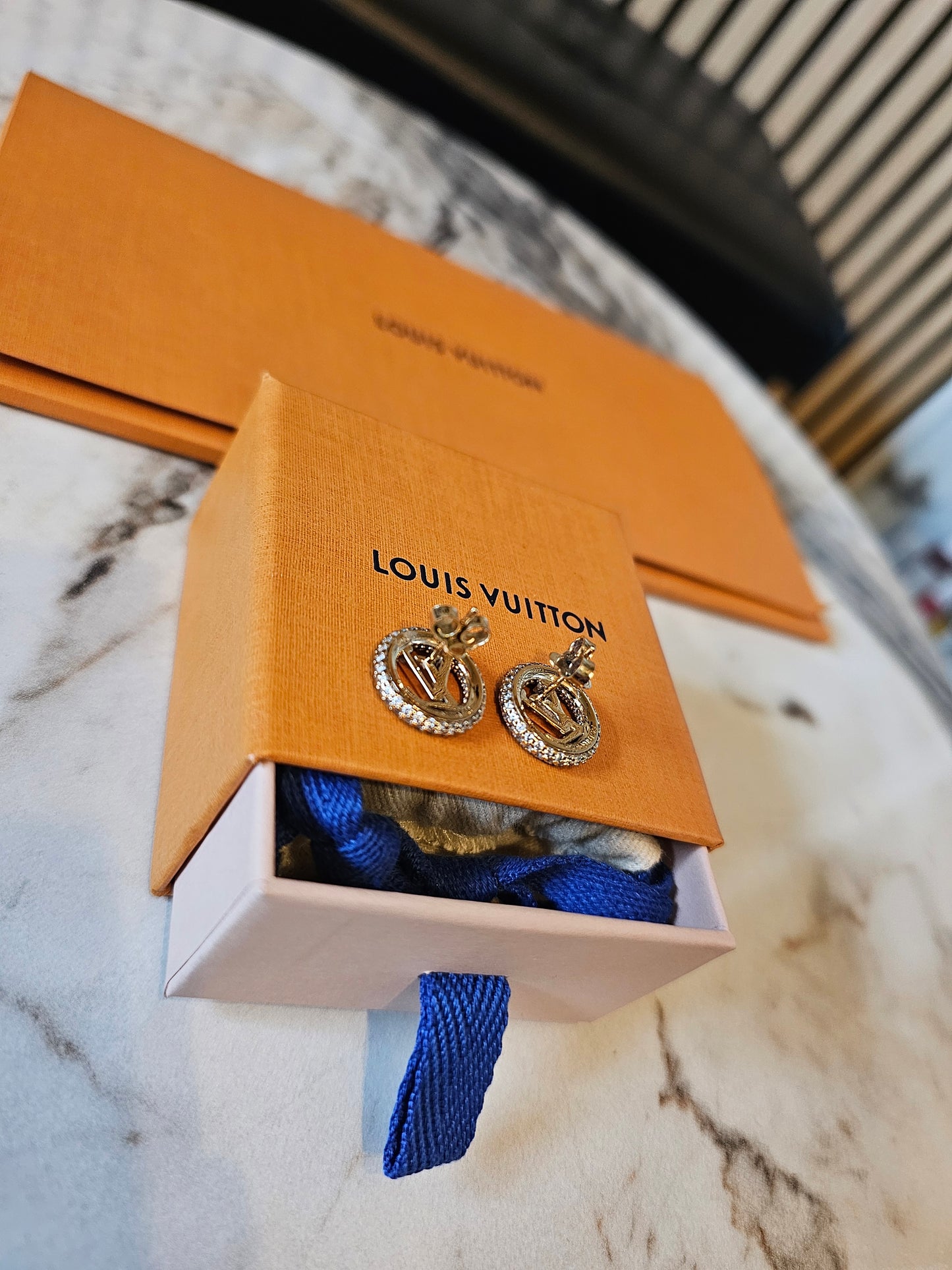 M00757 - Louis Vuitton earrings, Louise by night in golden.