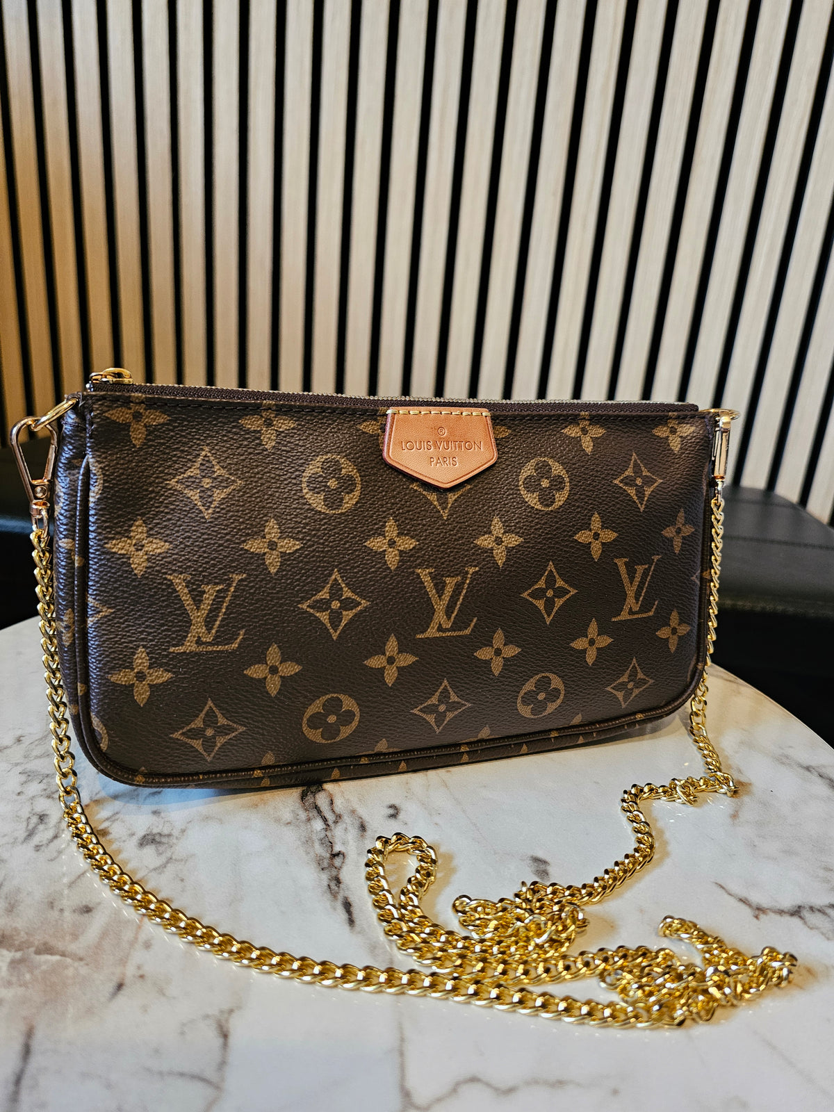 Louis Vuitton large pochette in monogram kanvas.
