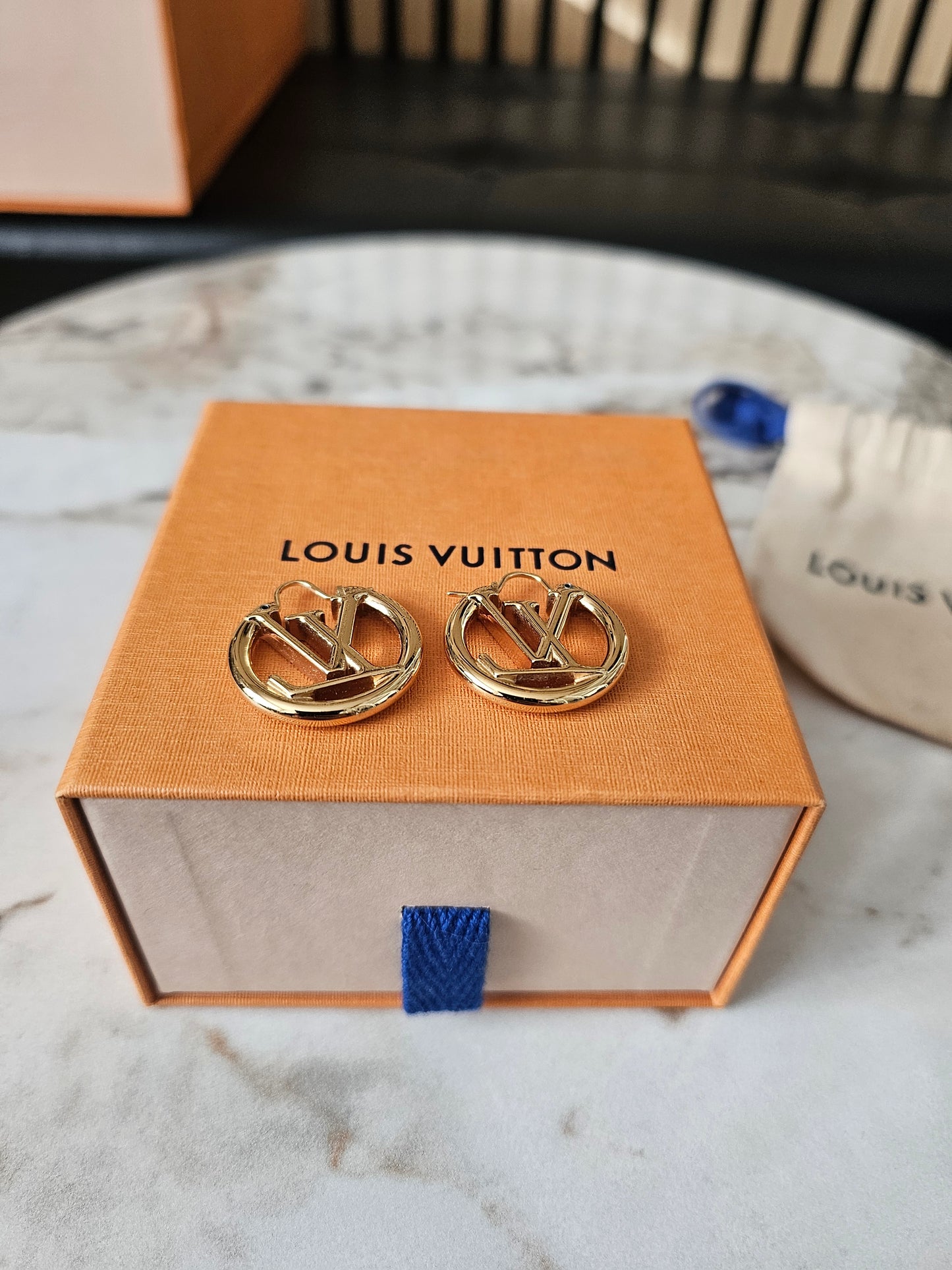 M00396 - Louis Vuitton earrings, golden Louise PM.