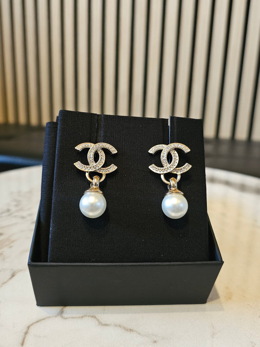 Chanel øreringe - Golden CC pendant with perle.