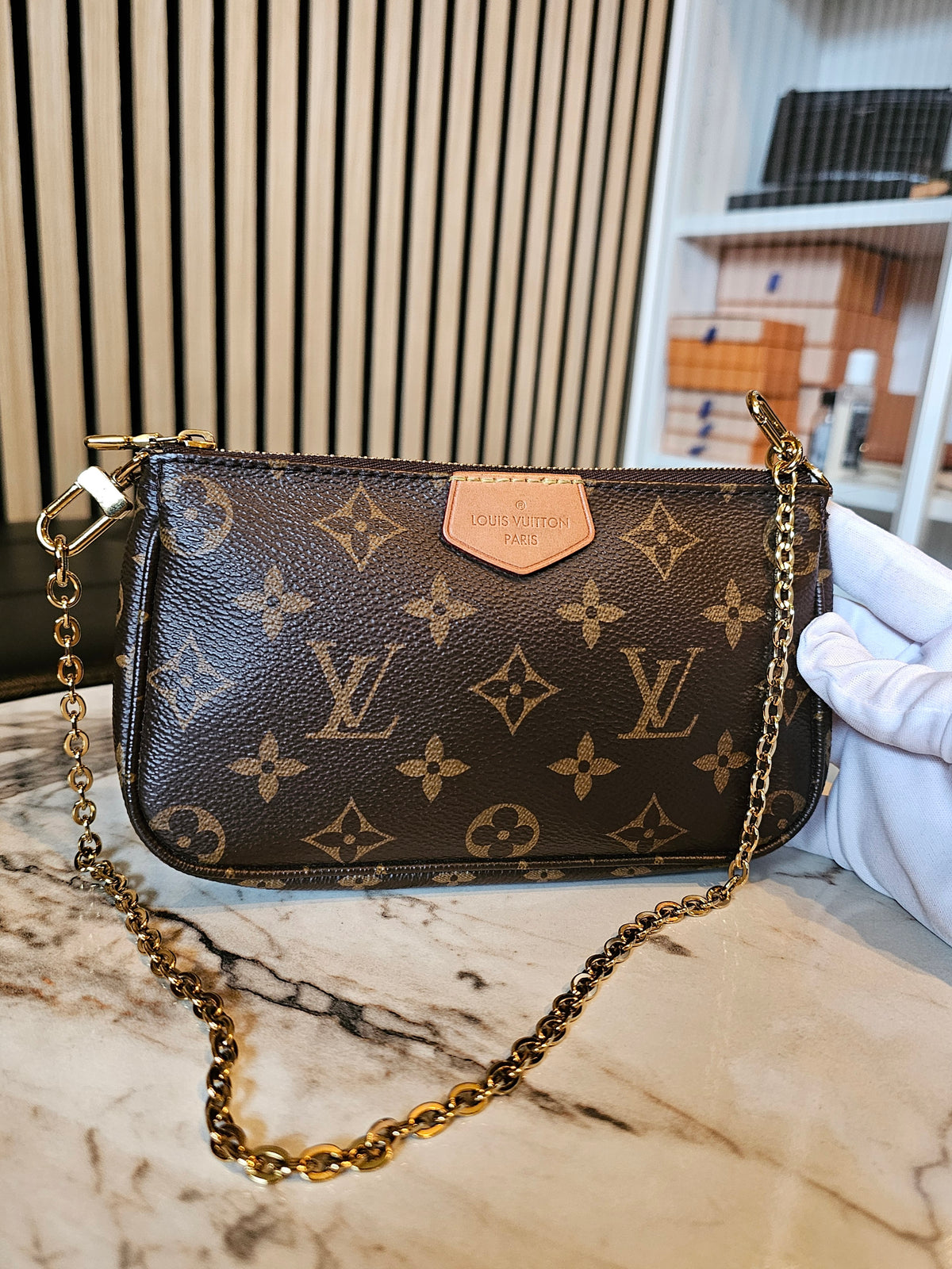 Louis Vuitton small pochette in monogram kanvas, with gold chain.