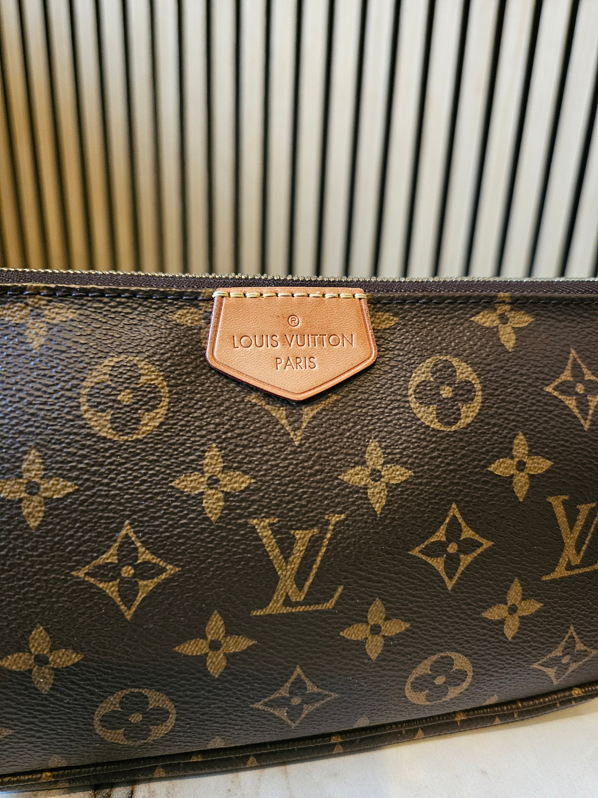 Louis Vuitton large pochette in monogram kanvas.