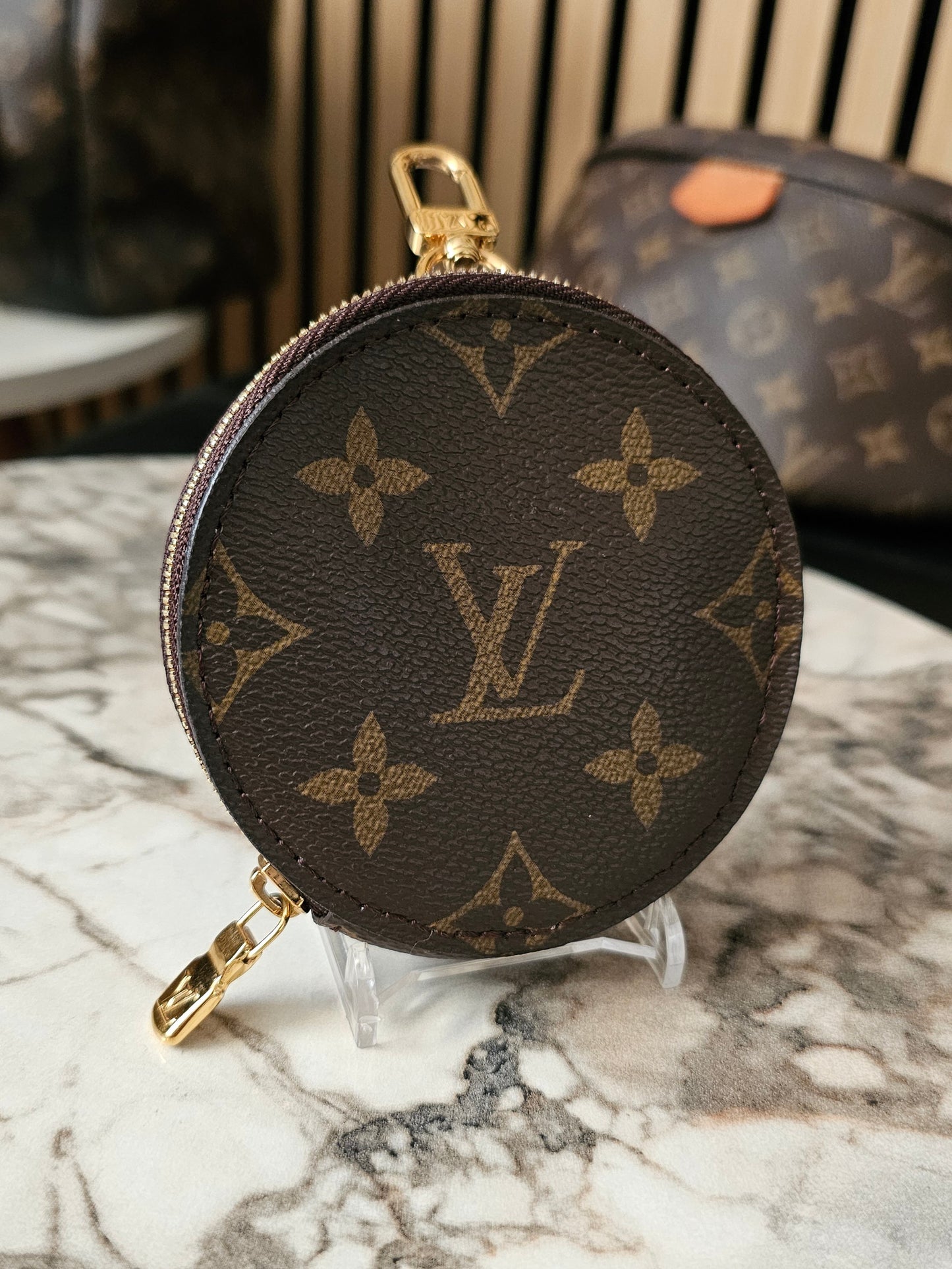 Louis Vuitton round coin purse monogram kanvas.