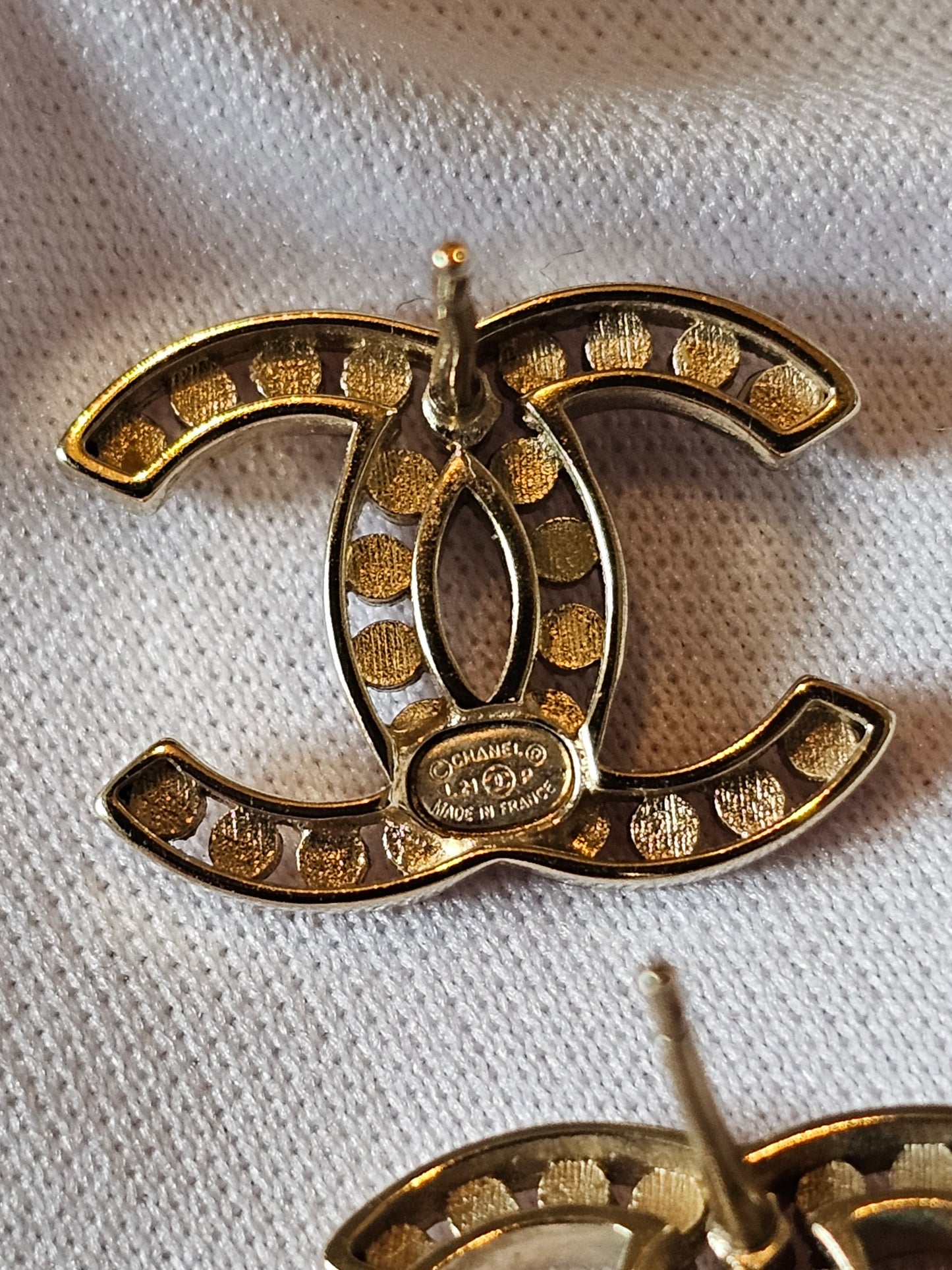 Chanel øreringe - CC golden with stones.