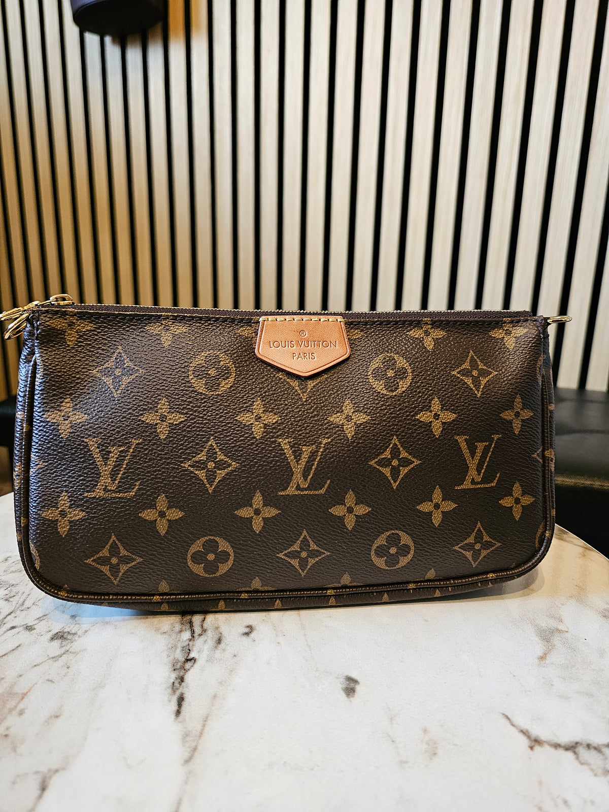 Louis Vuitton large pochette in monogram kanvas.