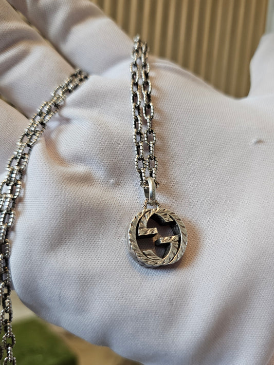 455307 - Gucci interlocking pendant necklace.