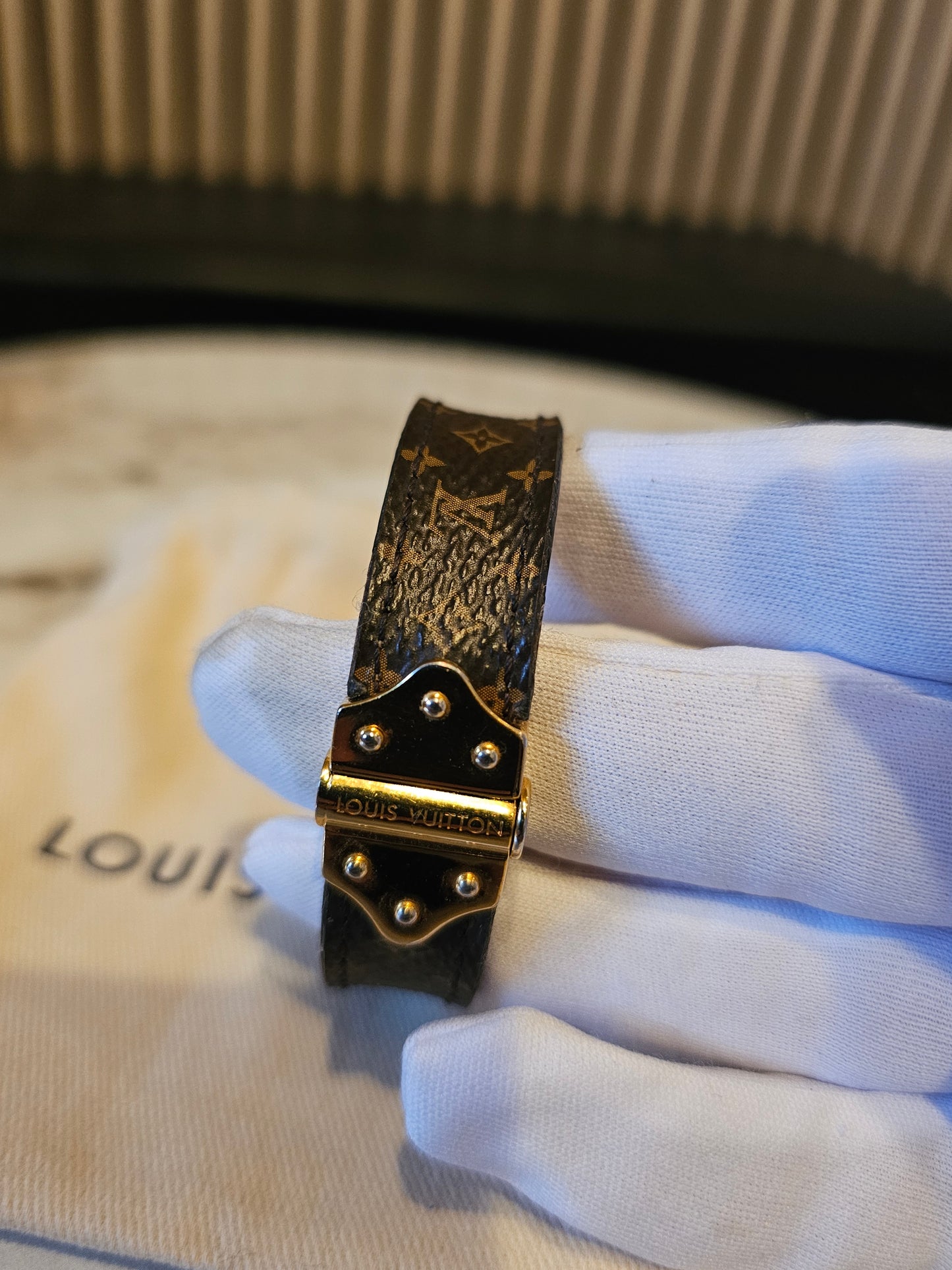 M6689 - Louis Vuitton bracelet nano monogram.