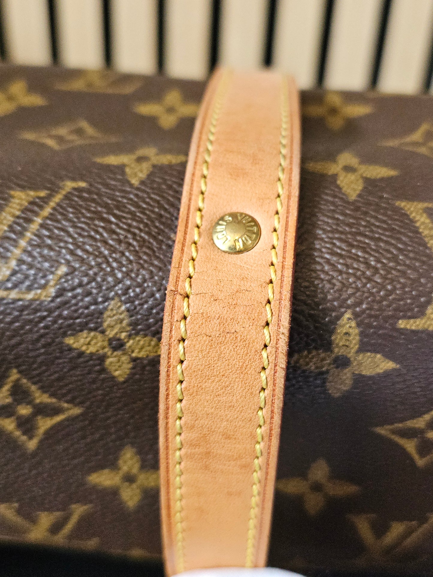M42256 - Louis Vuitton Saumur 30, MNG. Kanvas.