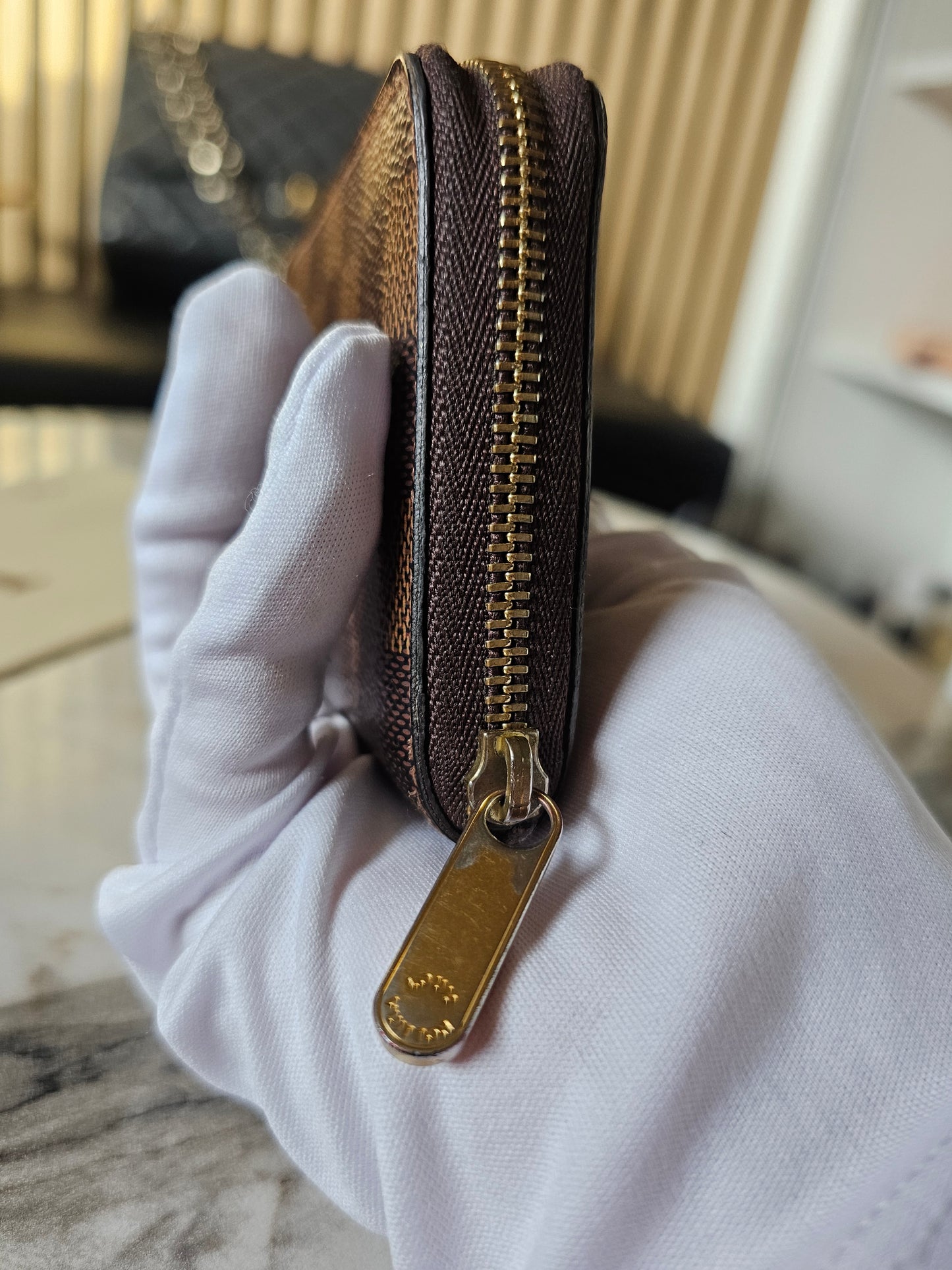 N63070- Louis Vuitton Zippy coin purse i damier ebene.