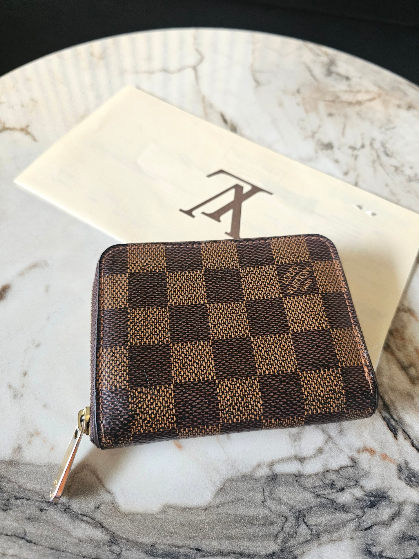N63070- Louis Vuitton Zippy coin purse i damier ebene.
