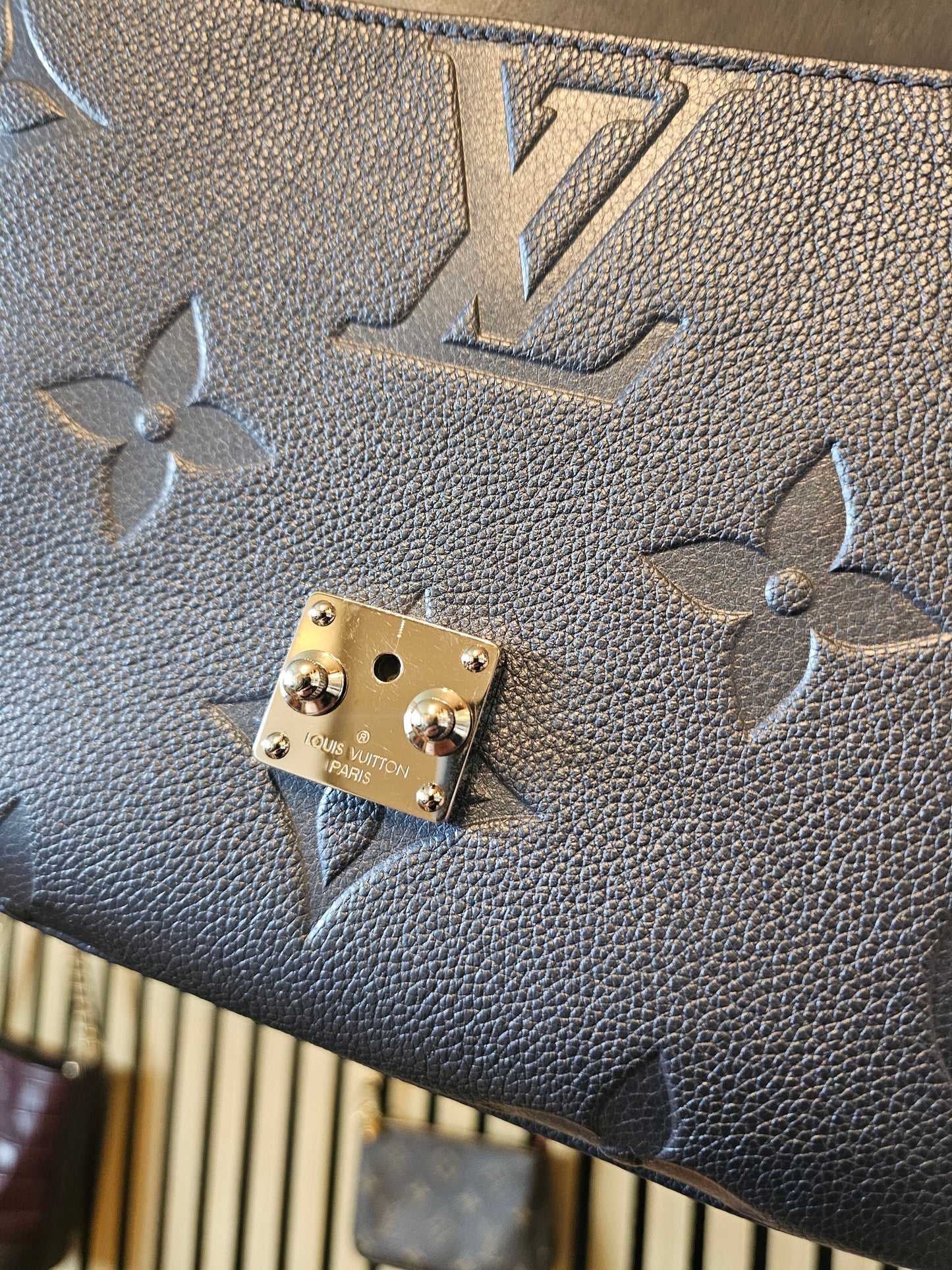 Louis Vuitton, pochette Metis, navy - empreinte leather.