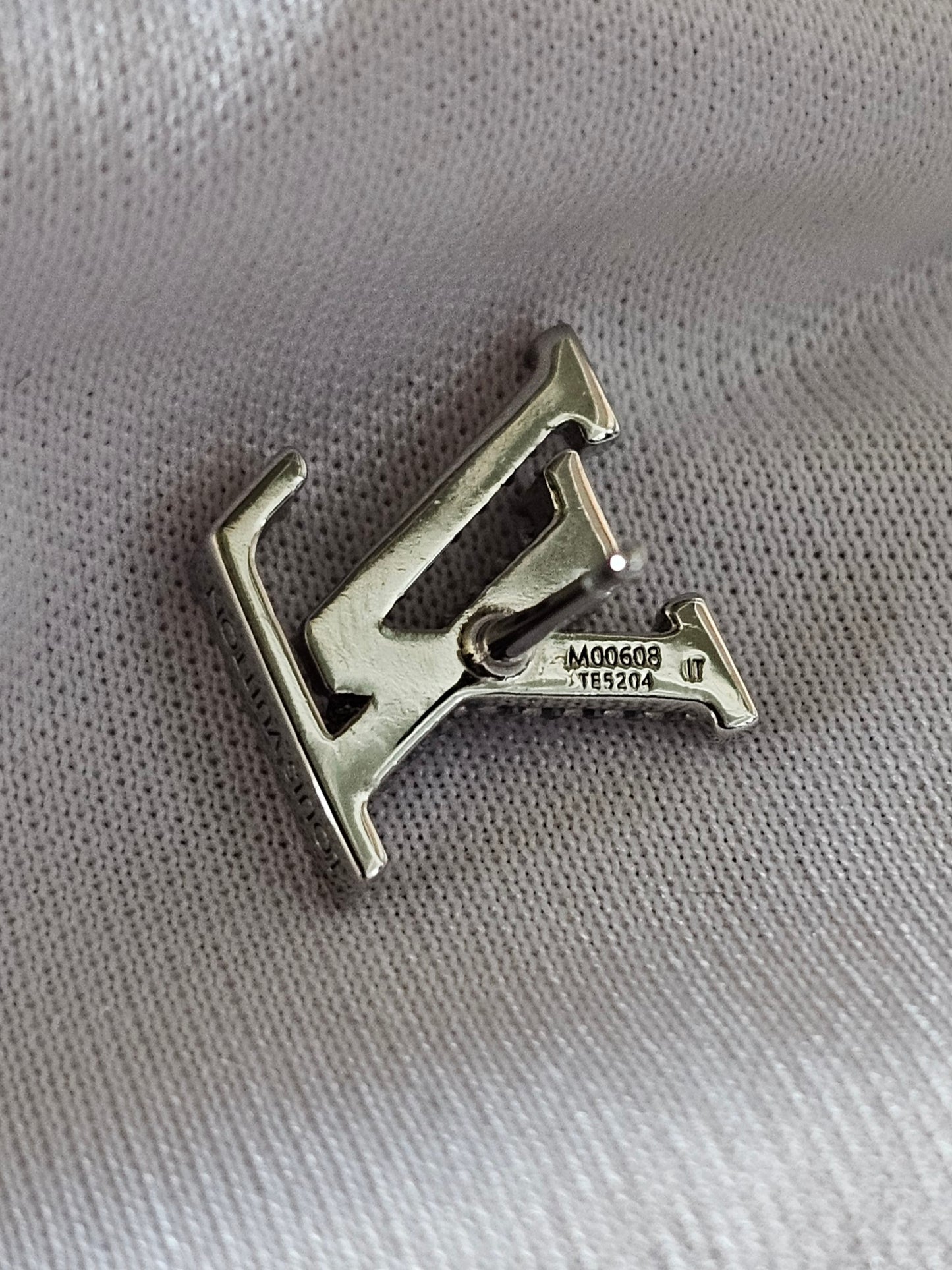M00608 - Louis Vuitton earrings, LV iconic with strones, silver/palladium.