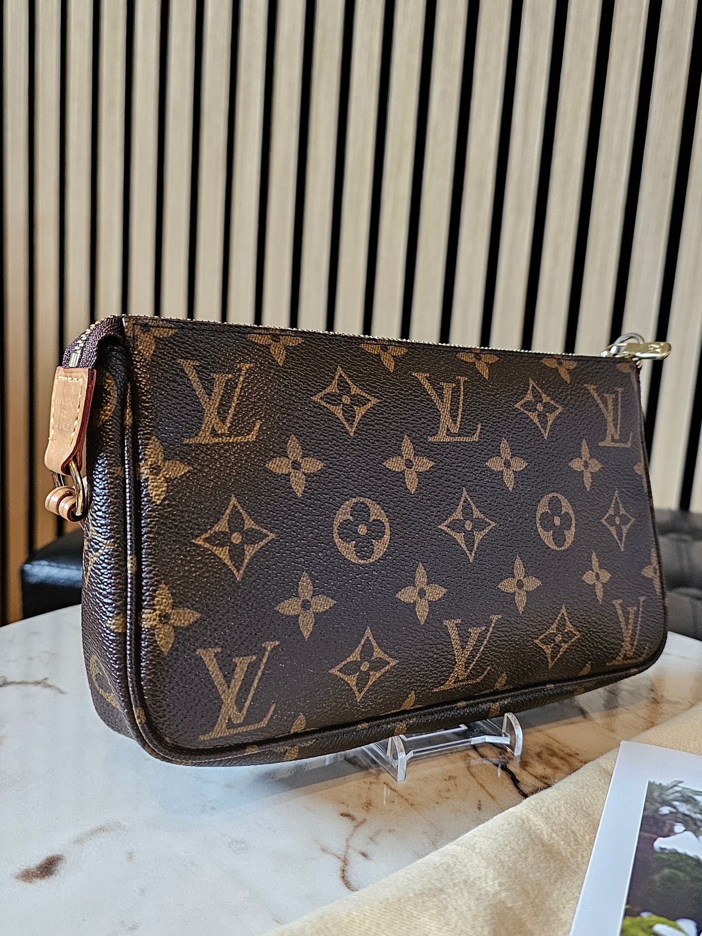 Louis Vuitton pochette accesories in monogram kanvas.