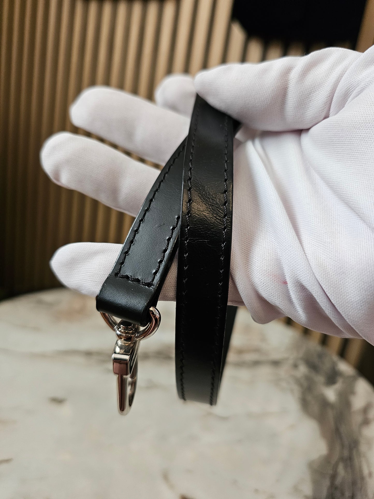 Louis Vuitton taske rem / adjustable bandouliere in black epi leather.
