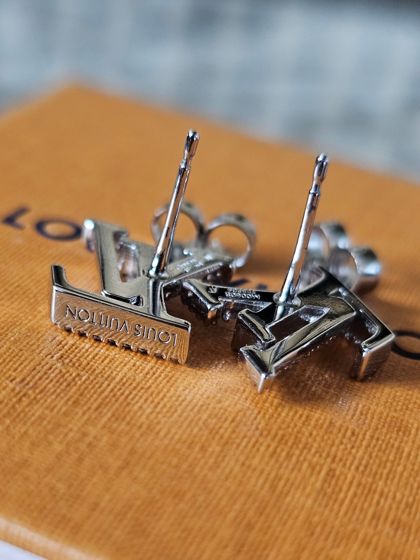 M00608 - Louis Vuitton earrings, LV iconic with strones, silver/palladium.
