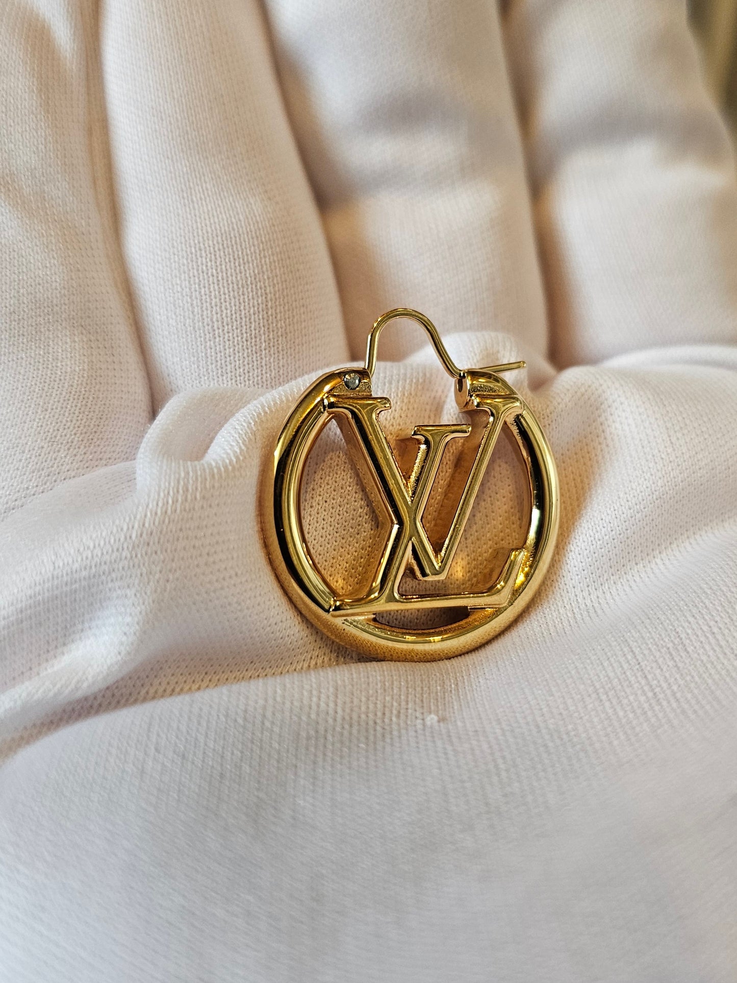 M00396 - Louis Vuitton, Louise PM earrings.