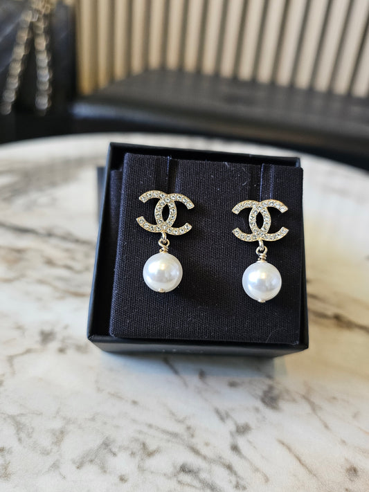 Chanel øreringe- pendant Golden with crystals and pearl.