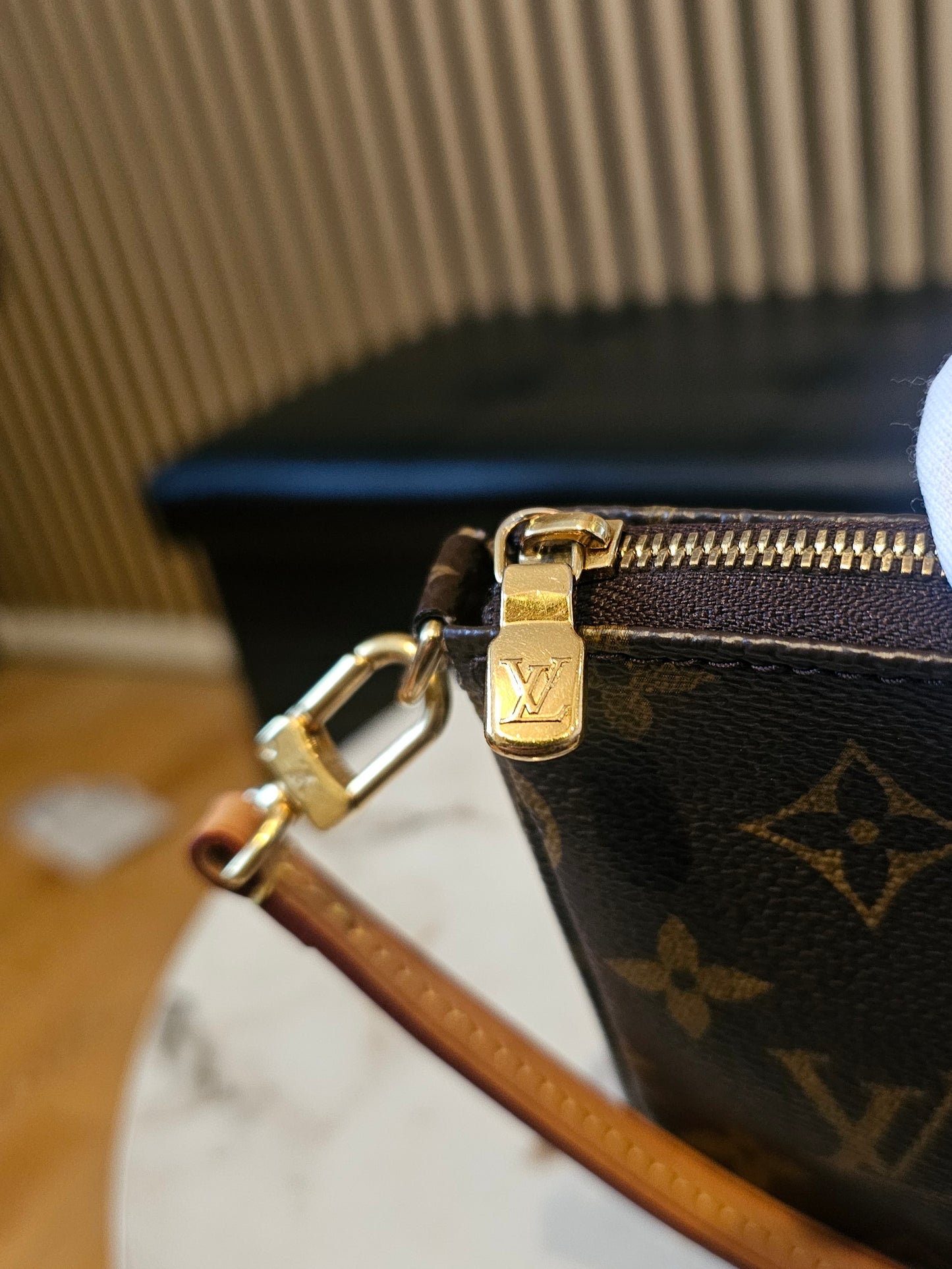 Louis Vuitton pochette accesories in monogram kanvas + LV strap.