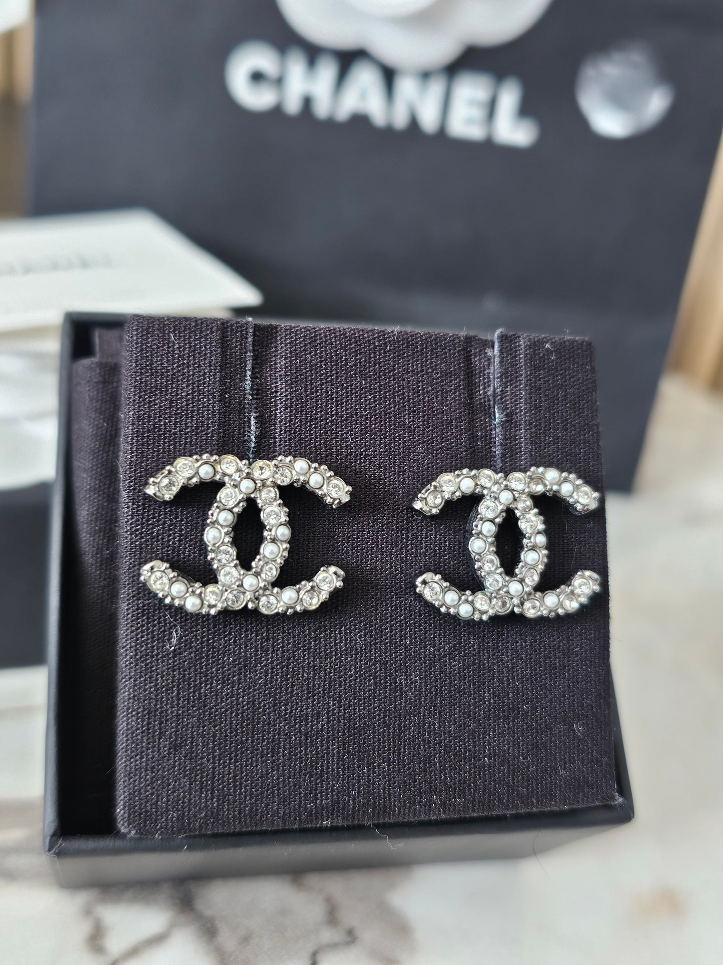 AB4797- Chanel øreringe, oxidated silver with stones & pearls.