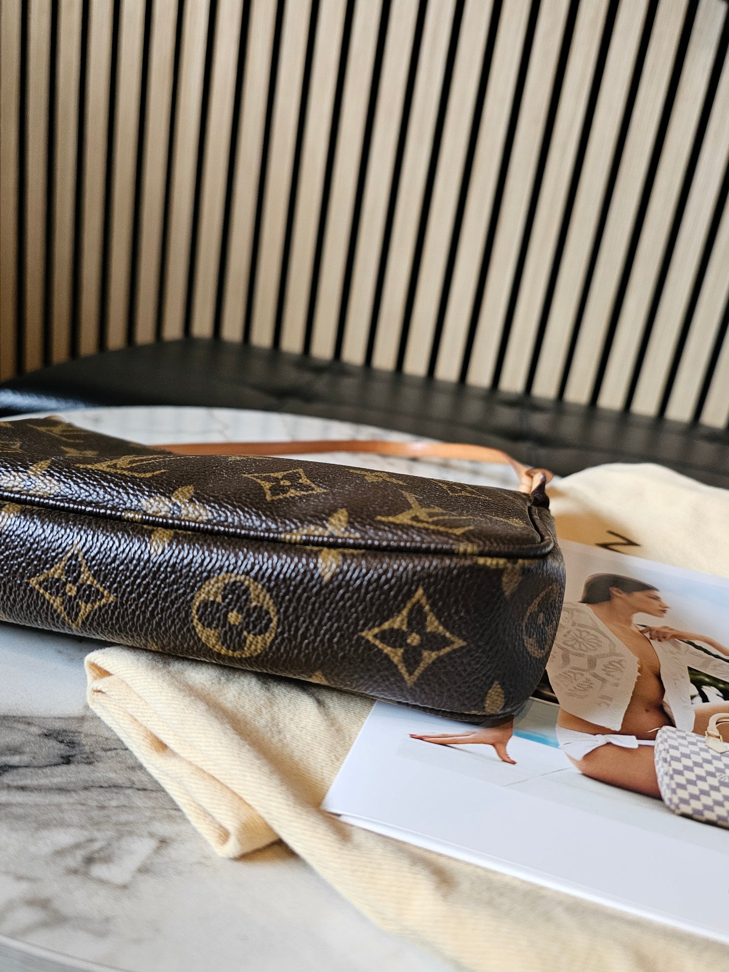 Louis Vuitton pochette accesories in monogram kanvas.