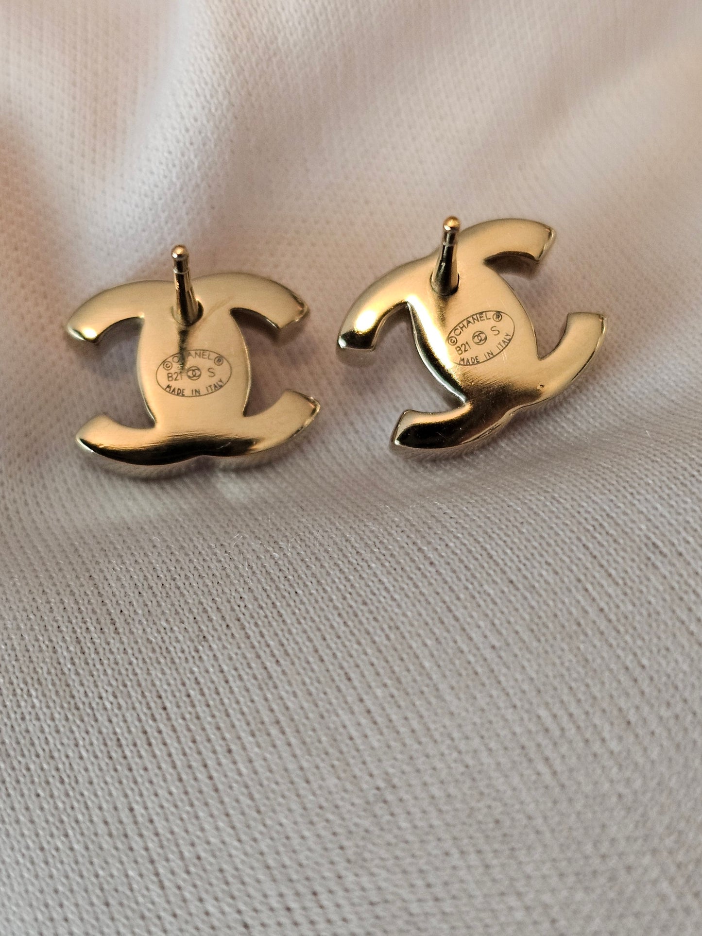 AB5617- Chanel earrings, golden CC turnlock.