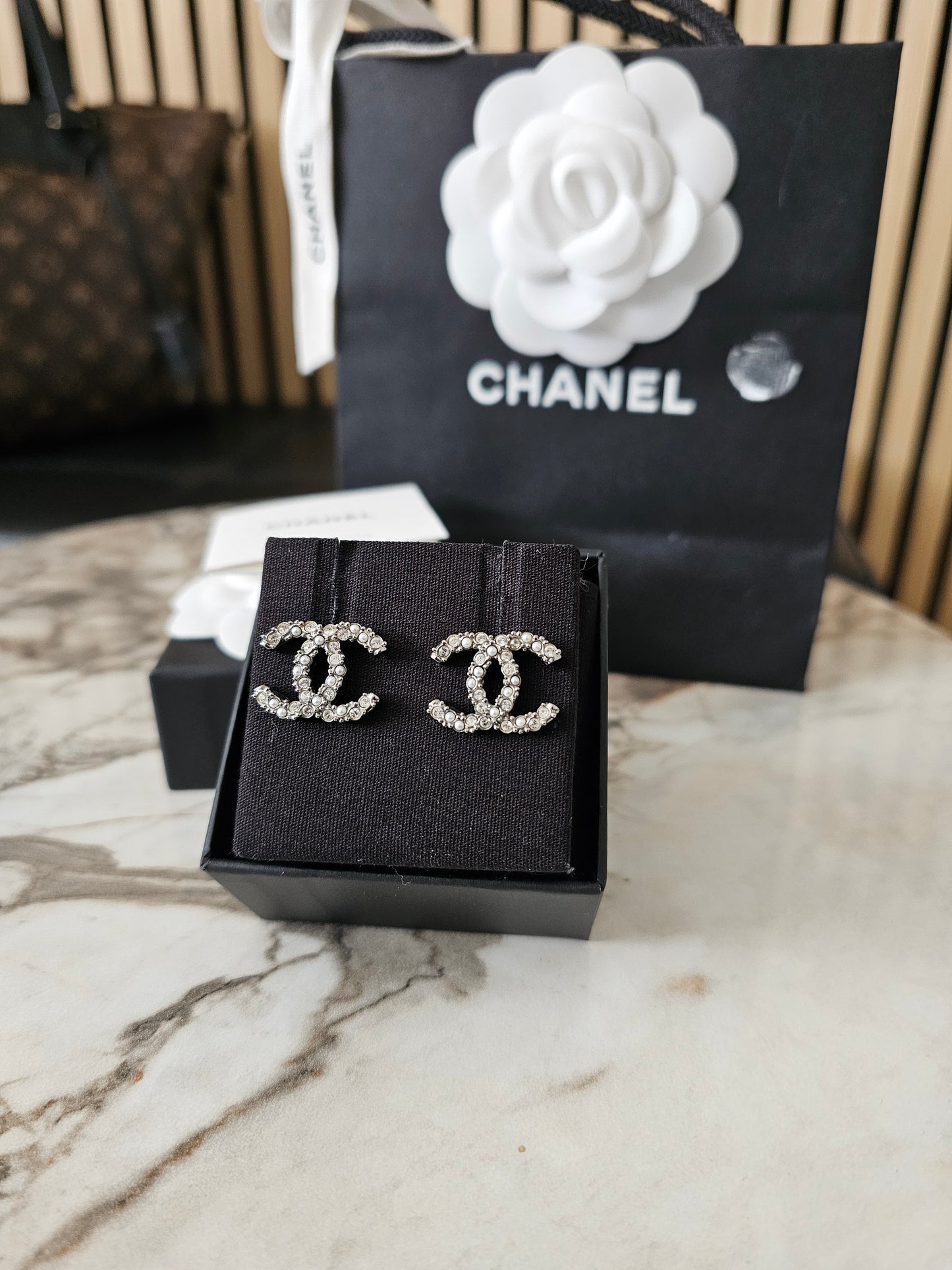 AB4797- Chanel øreringe, oxidated silver with stones & pearls.