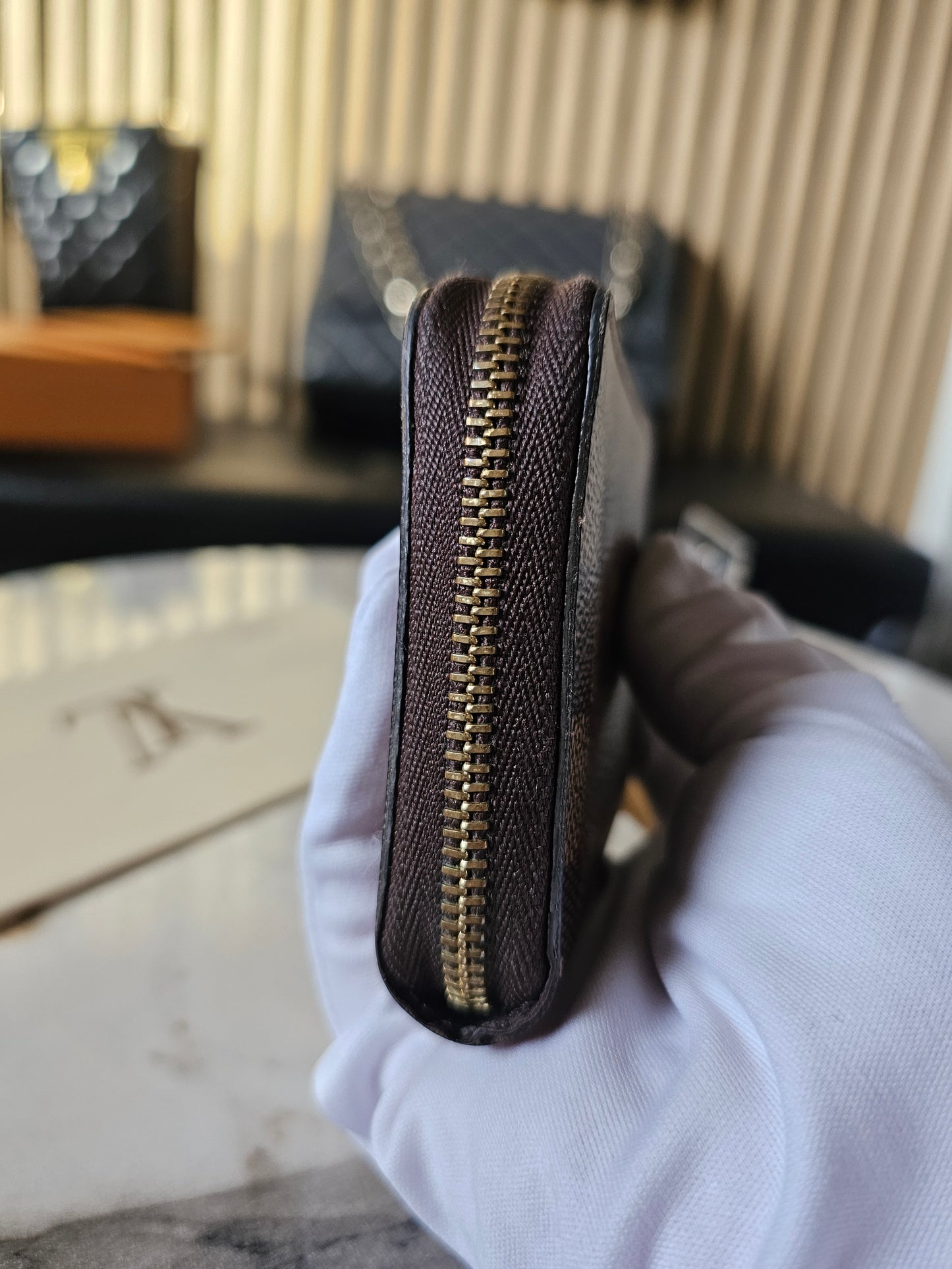 N63070- Louis Vuitton Zippy coin purse i damier ebene.