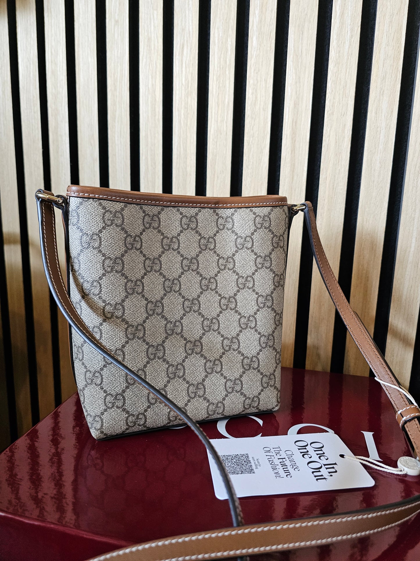 847090 - Gucci Emblem, mini bucket bag.