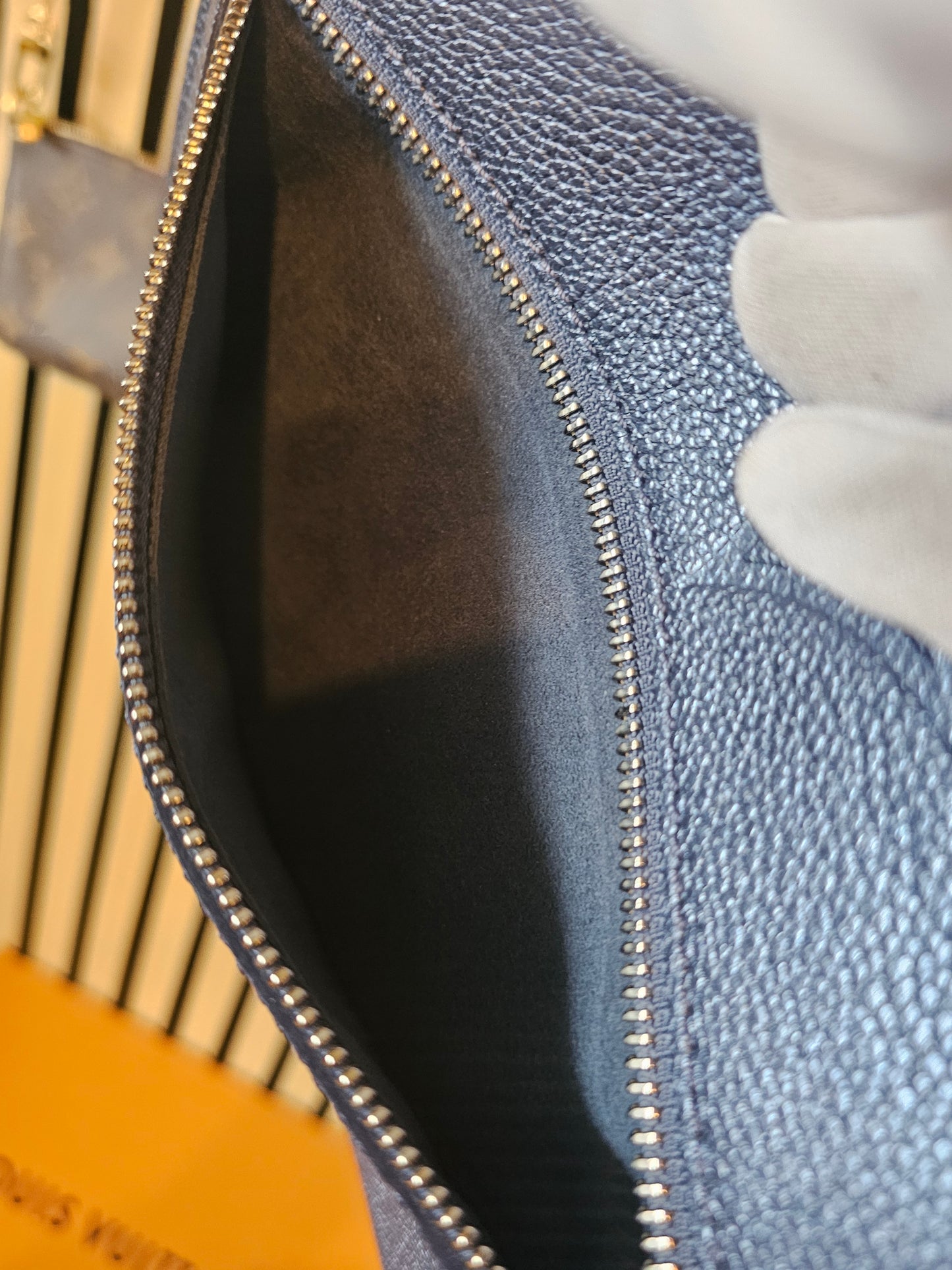 Louis Vuitton, pochette Metis, navy - empreinte leather.