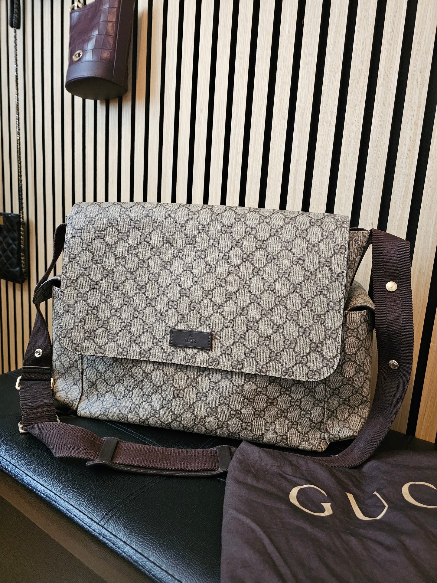 211131 - Gucci baby changing bag, GG supreme kanvas.