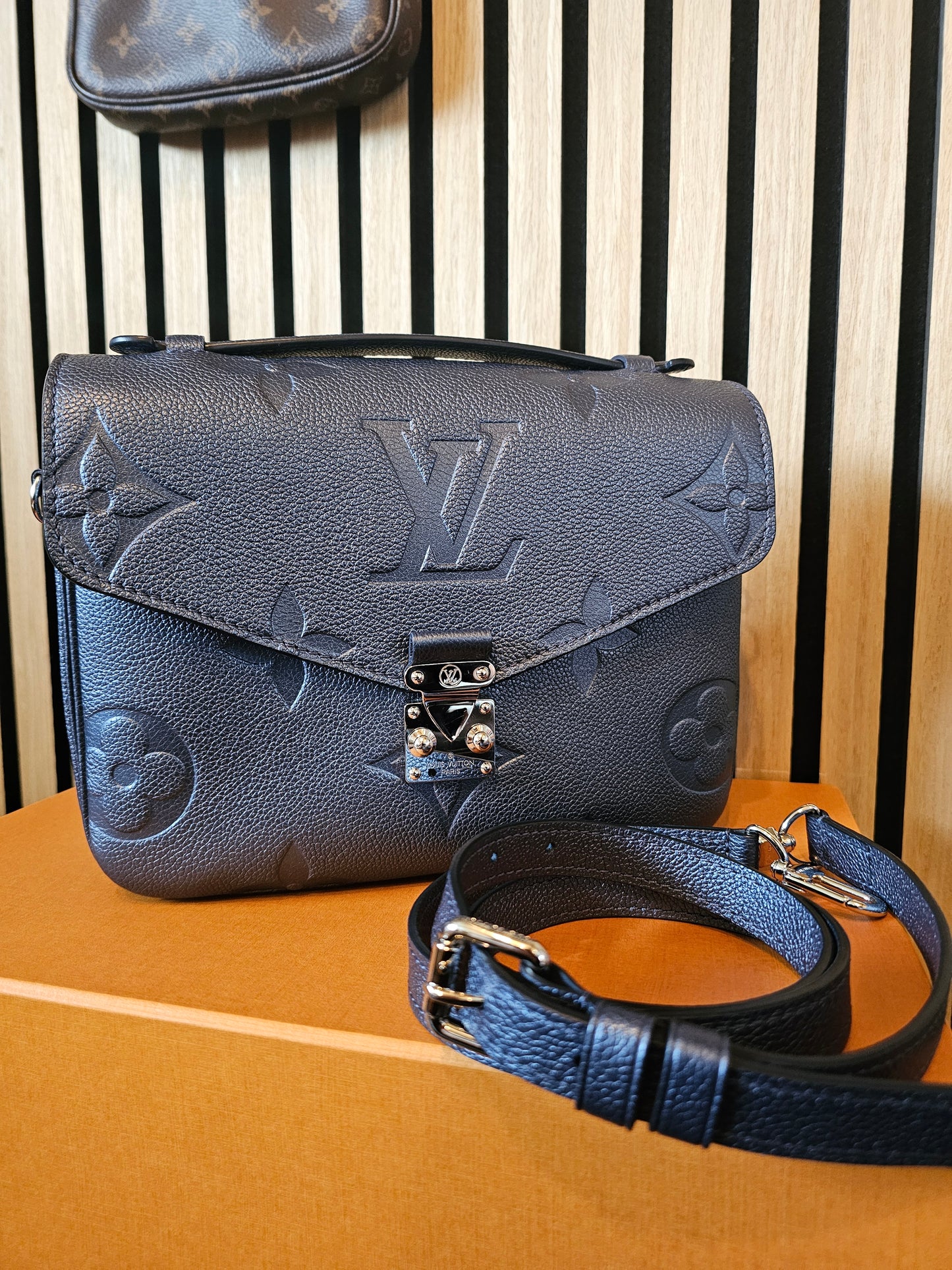 Louis Vuitton, pochette Metis, navy - empreinte leather.