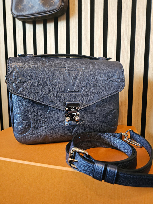 Louis Vuitton, pochette Metis, navy - empreinte leather.