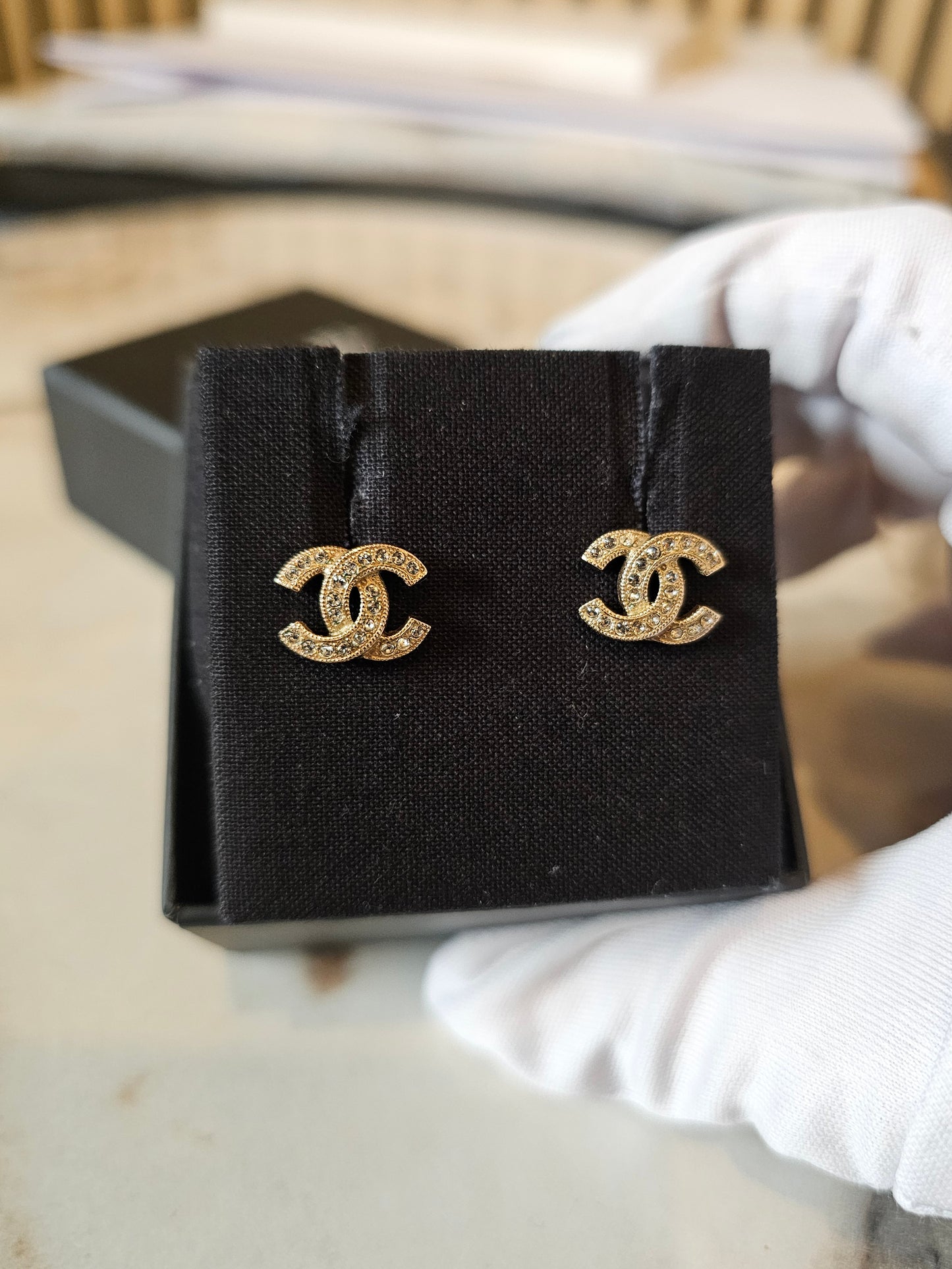 A88429 - Chanel øreringe, small golden with crystals.