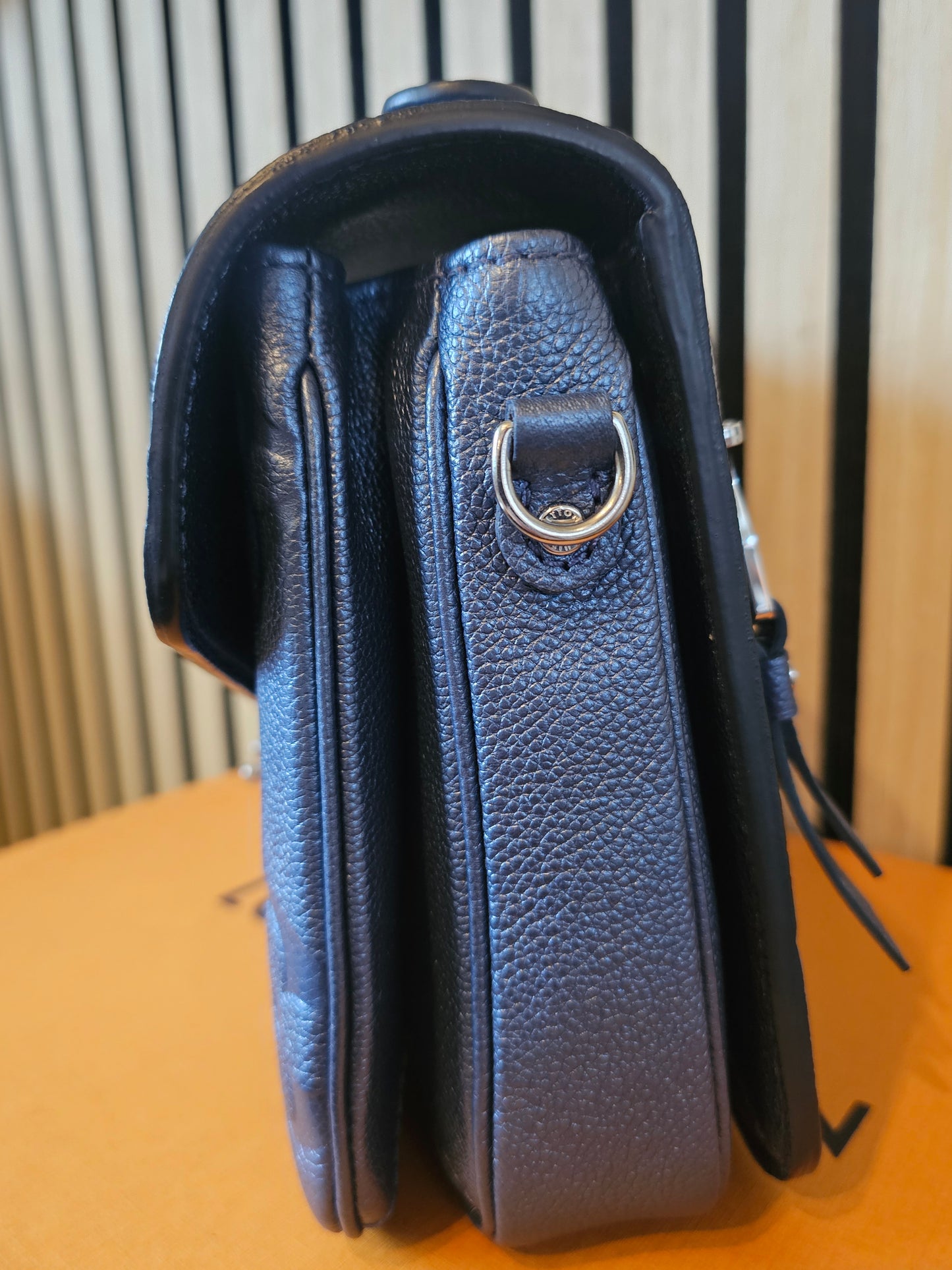 Louis Vuitton, pochette Metis, navy - empreinte leather.