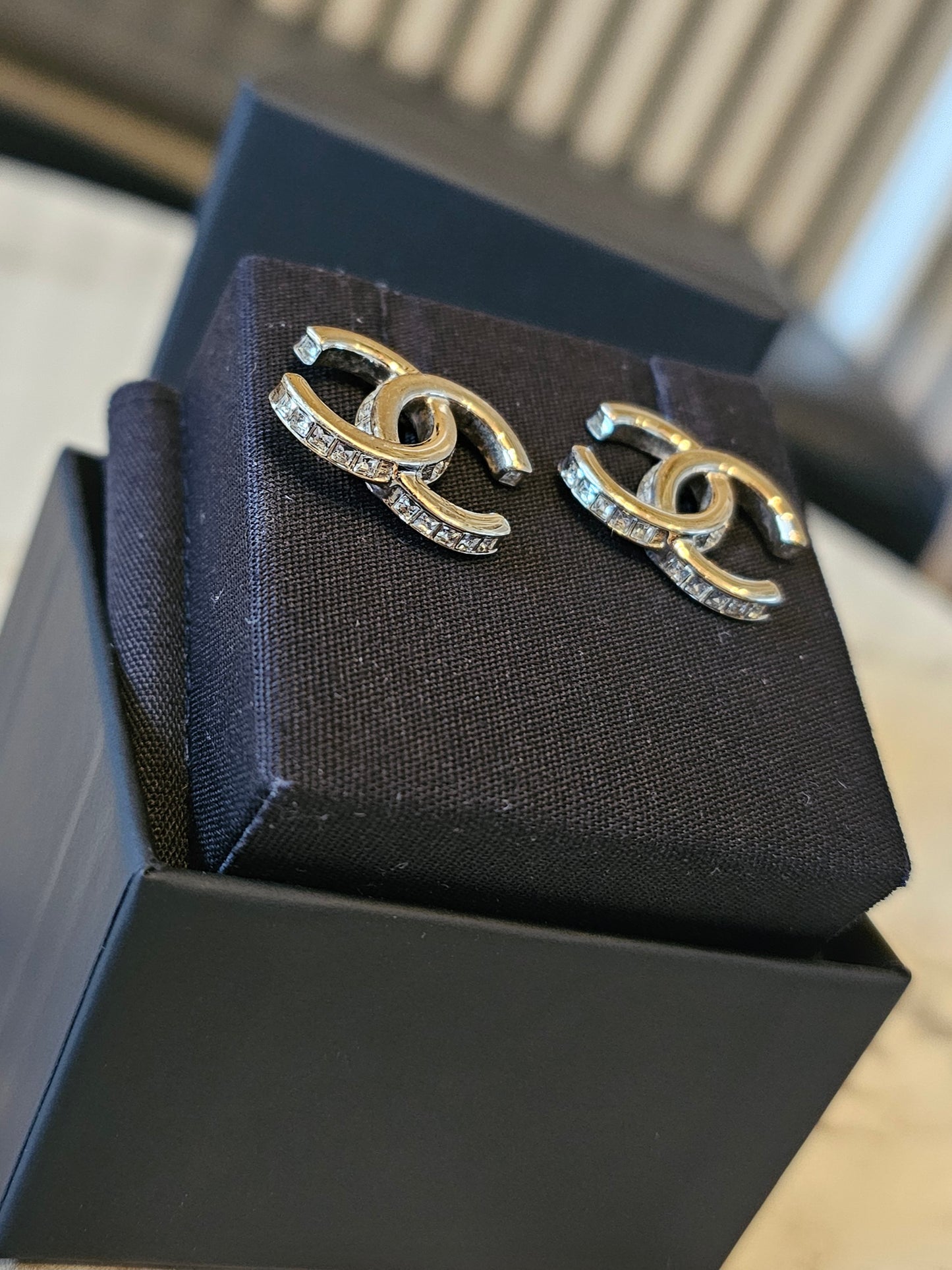 ABB798 - Chanel golden earrings with stones