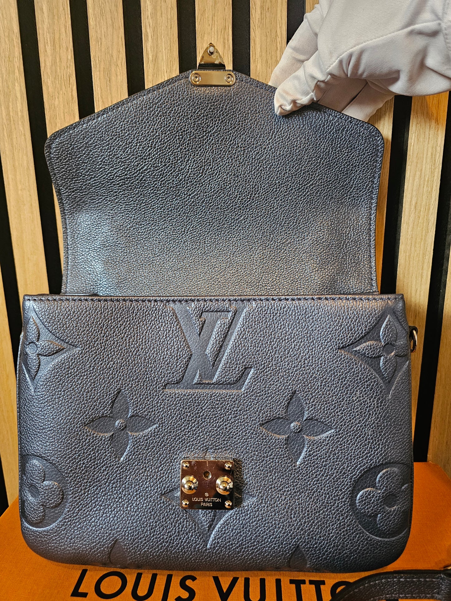 Louis Vuitton, pochette Metis, navy - empreinte leather.