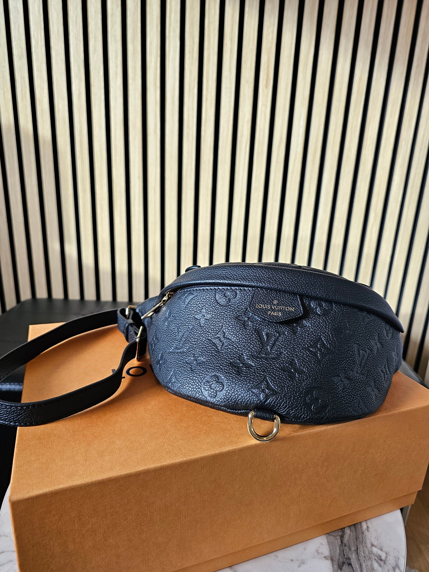 M44812 - Louis Vuitton Bumbag, black MNG emp. Leather.