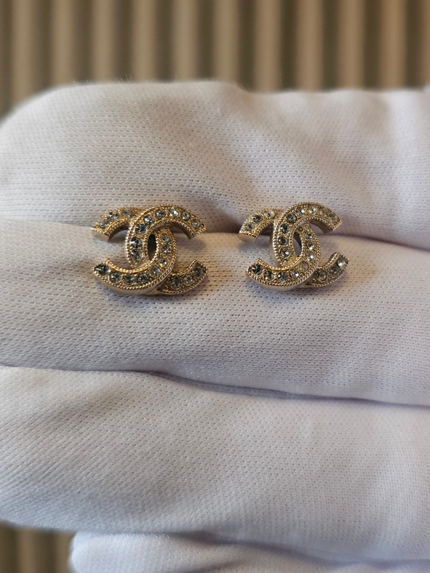 A88429 - Chanel øreringe, small golden with crystals.