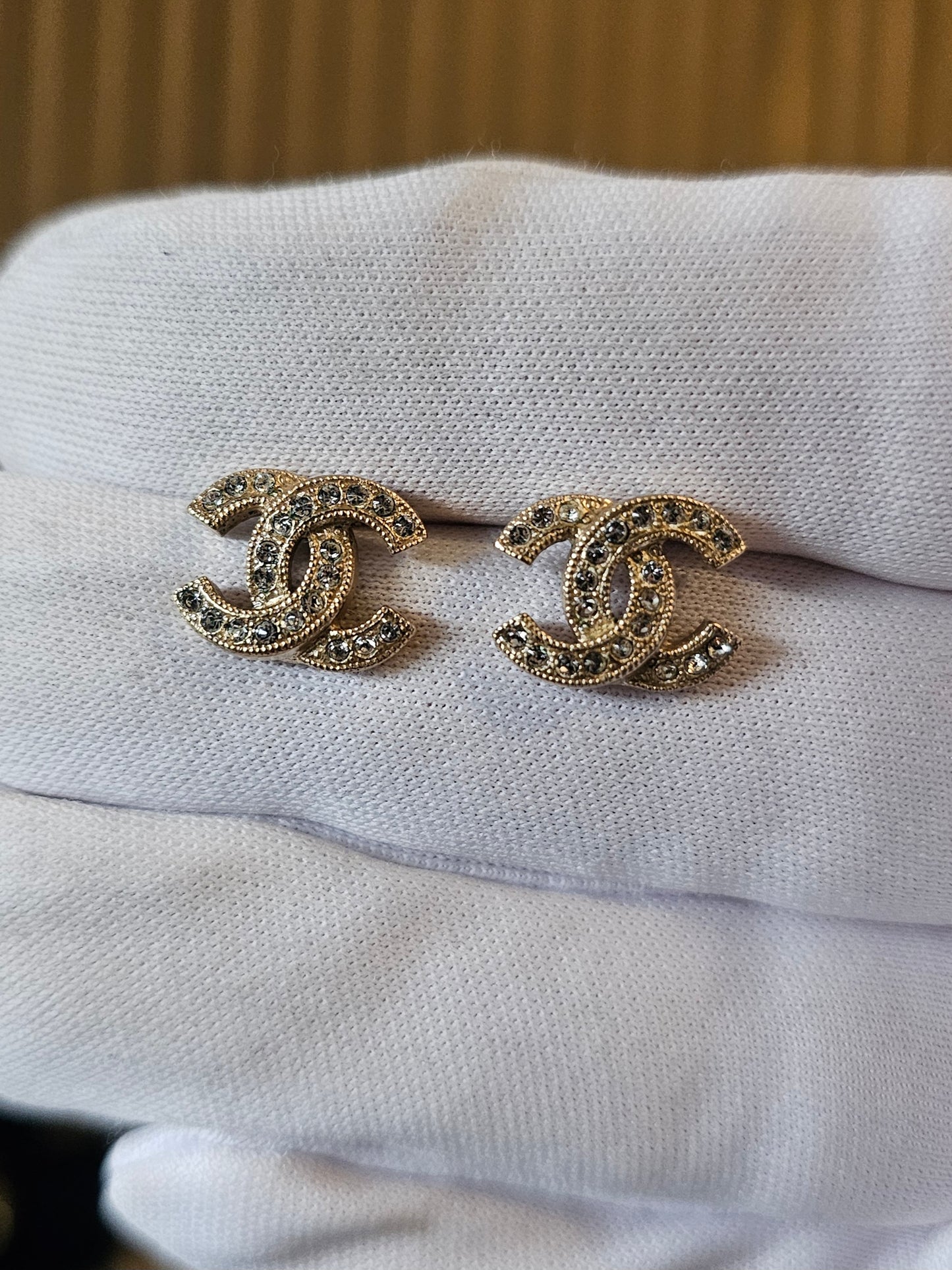 A88429 - Chanel øreringe, small golden with crystals.