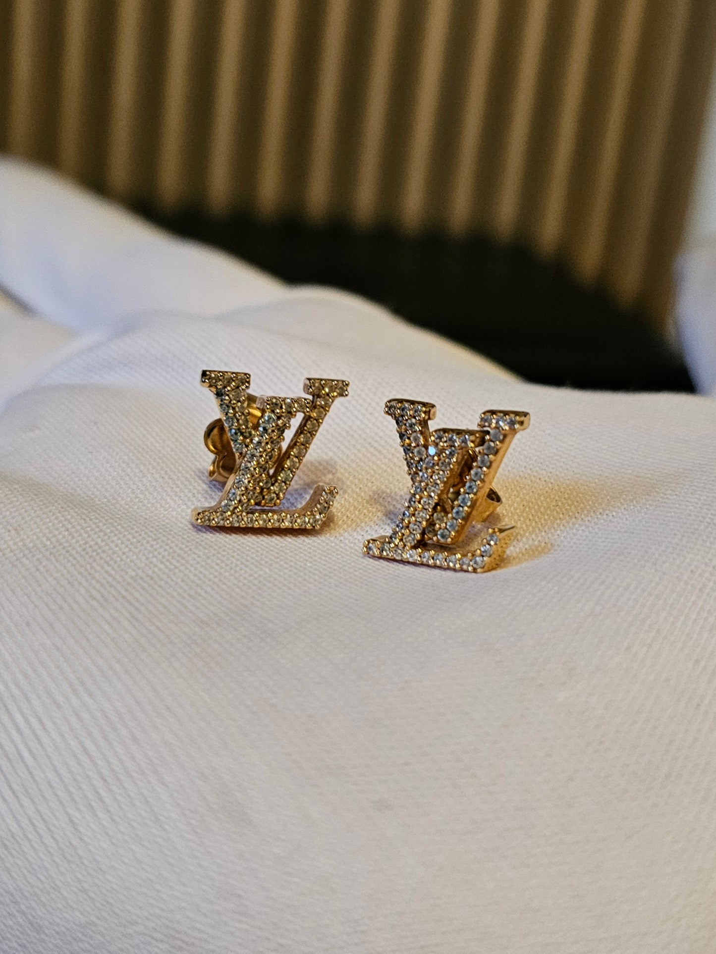M00609 Louis Vuitton, LV earrings, golden with strass.