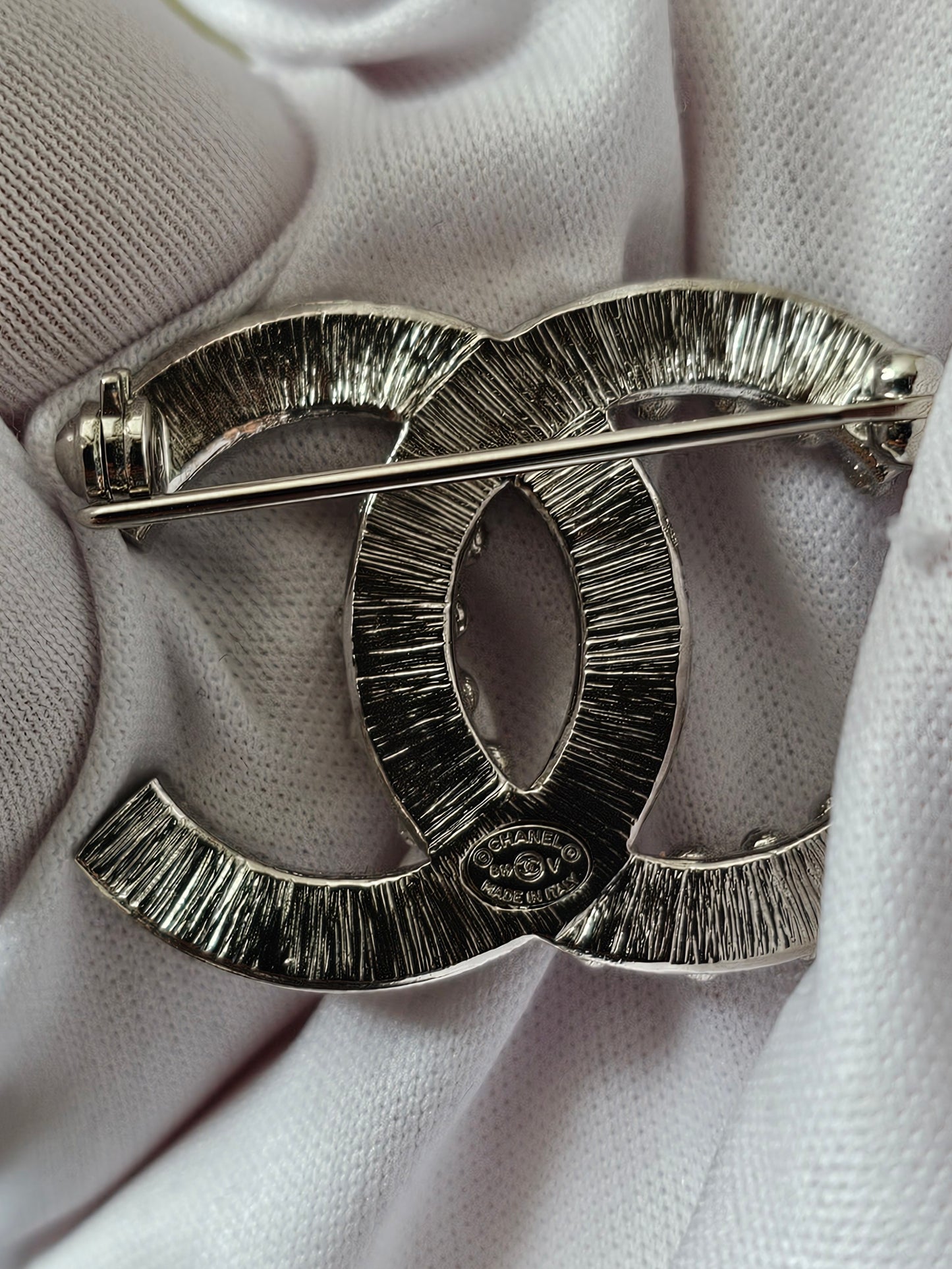 A96994 - Chanel Broche silver with crystals.